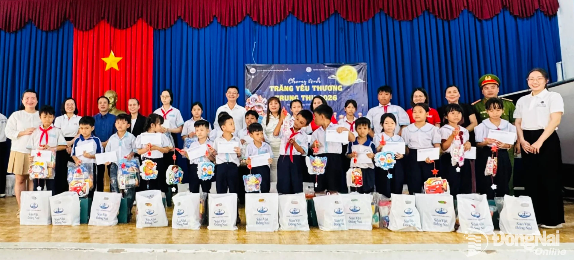 Dong Nai Newspaper and Radio, Television presents 65 scholarships and Mid-Autumn gifts