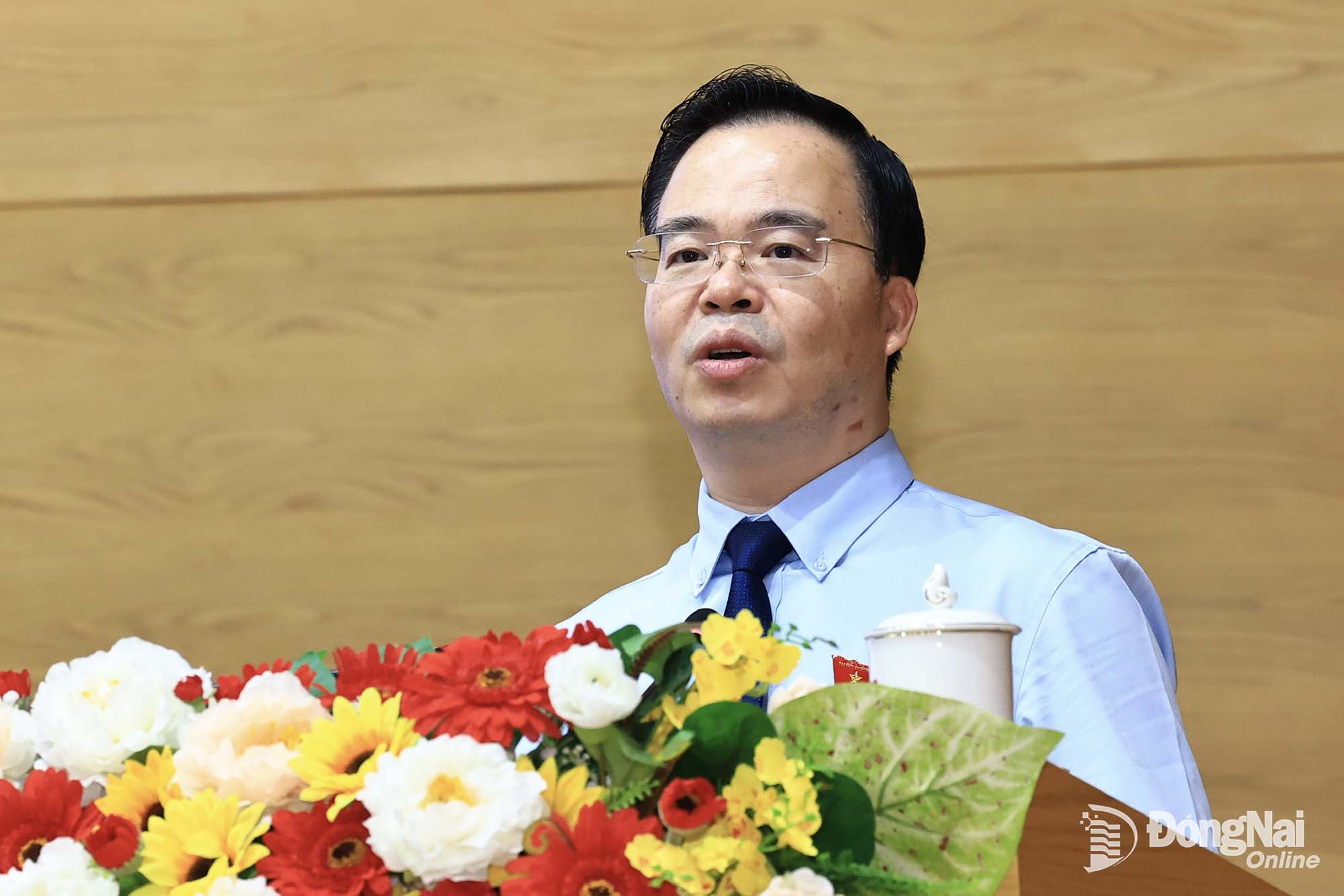 Deputy Chairman of the NA Committee on Science, Technology and Environment Tran Van Khai presents the thematic report. Photo: Cong Nghia

