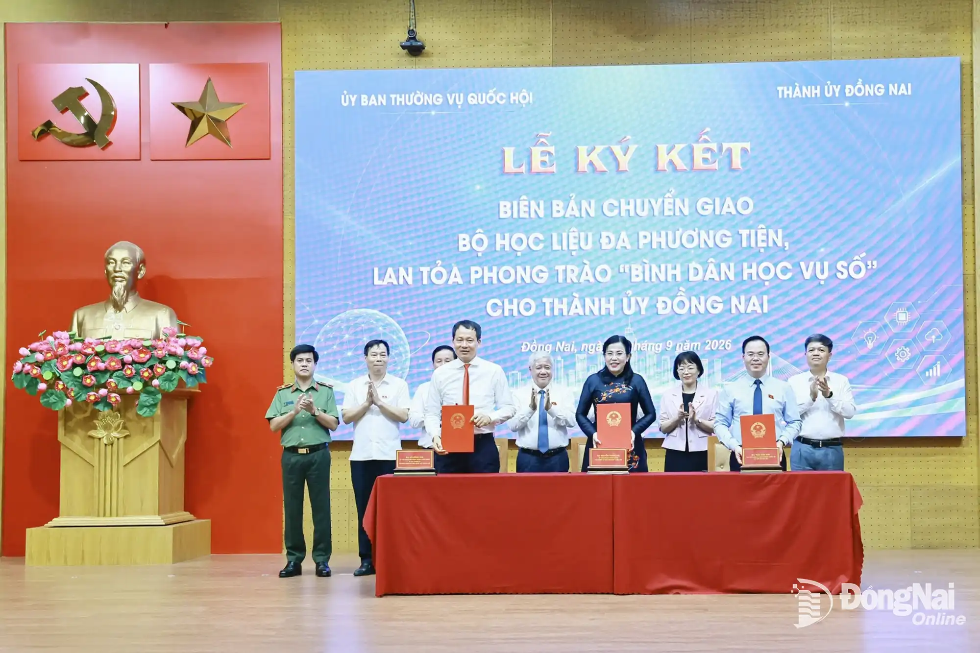 Politburo member and Permanent Vice Chairman of the NA Do Van Chien and delegates witness the ceremony to transfer the multimedia learning package for the “Digital Literacy for All” movement to Dong Nai City. Photo: Cong Nghia

