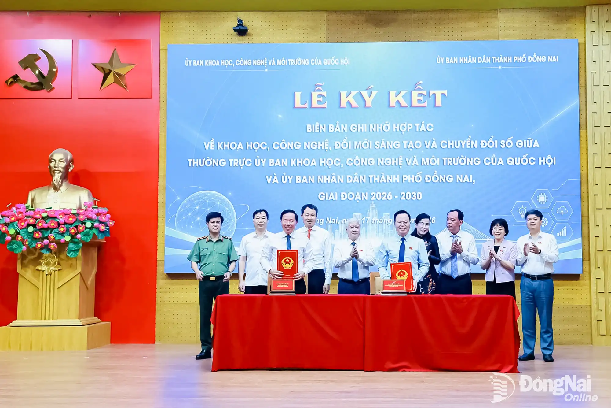 Politburo member and Permanent Vice Chairman of the NA Do Van Chien and Member of the Party Central Committee, Secretary of the CPC Vu Hong Van, together with delegates, witness the signing ceremony of a memorandum of understanding on cooperation in science and technology, innovation and digital transformation for 2026-2030 period between the Standing Board of the NA Committee on Science, Technology and Environment and the Dong Nai People’s Committee. Photo: Cong Nghia