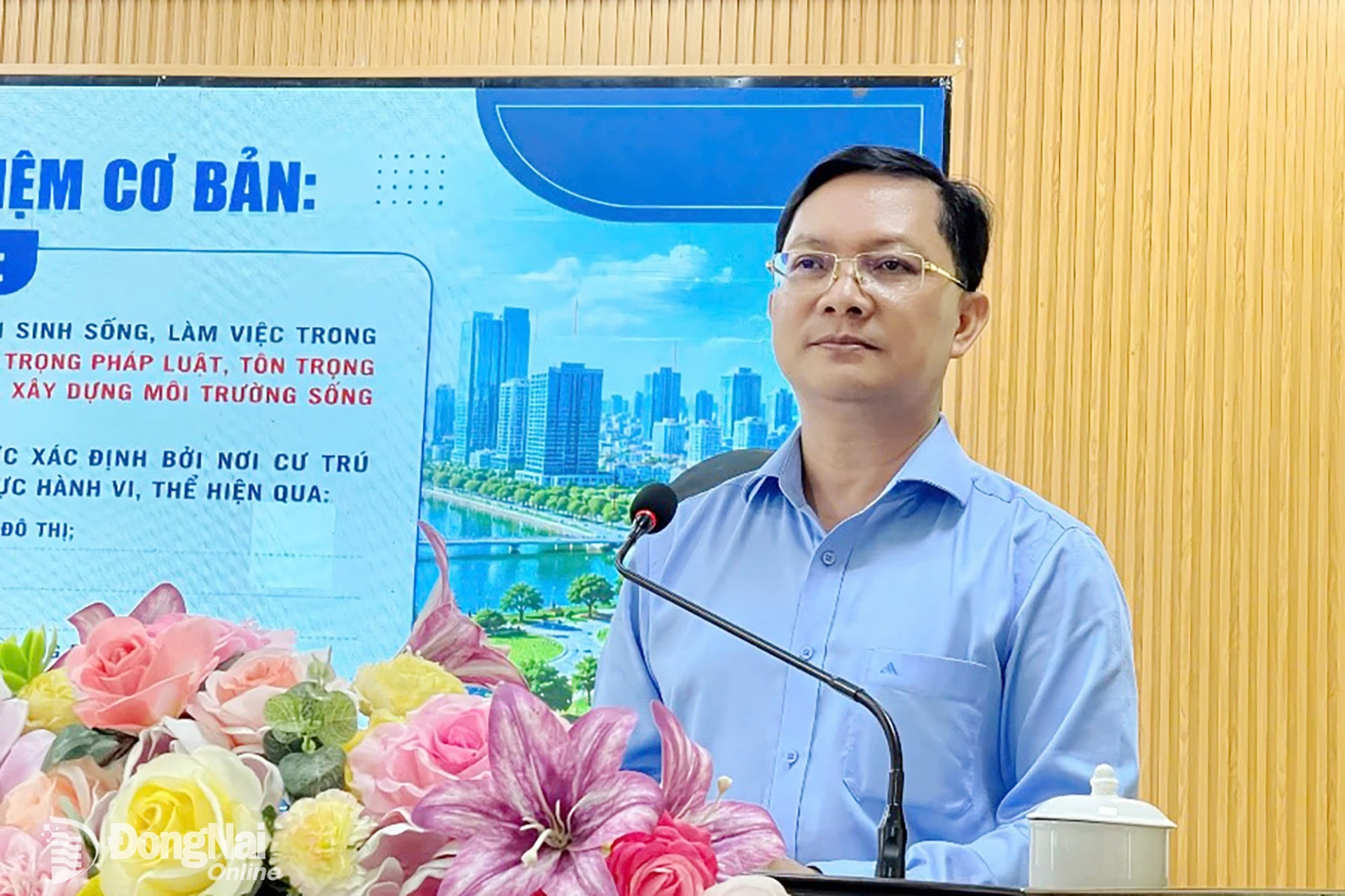 Ủy viên Ban Thường vụ Thành ủy, Phó Chủ tịch Thường trực Ủy ban MTTQ Việt Nam thành phố Hà Anh Dũng, báo cáo viên Trung ương, báo cáo chuyên đề tại hội nghị. Ảnh: Thái Chung