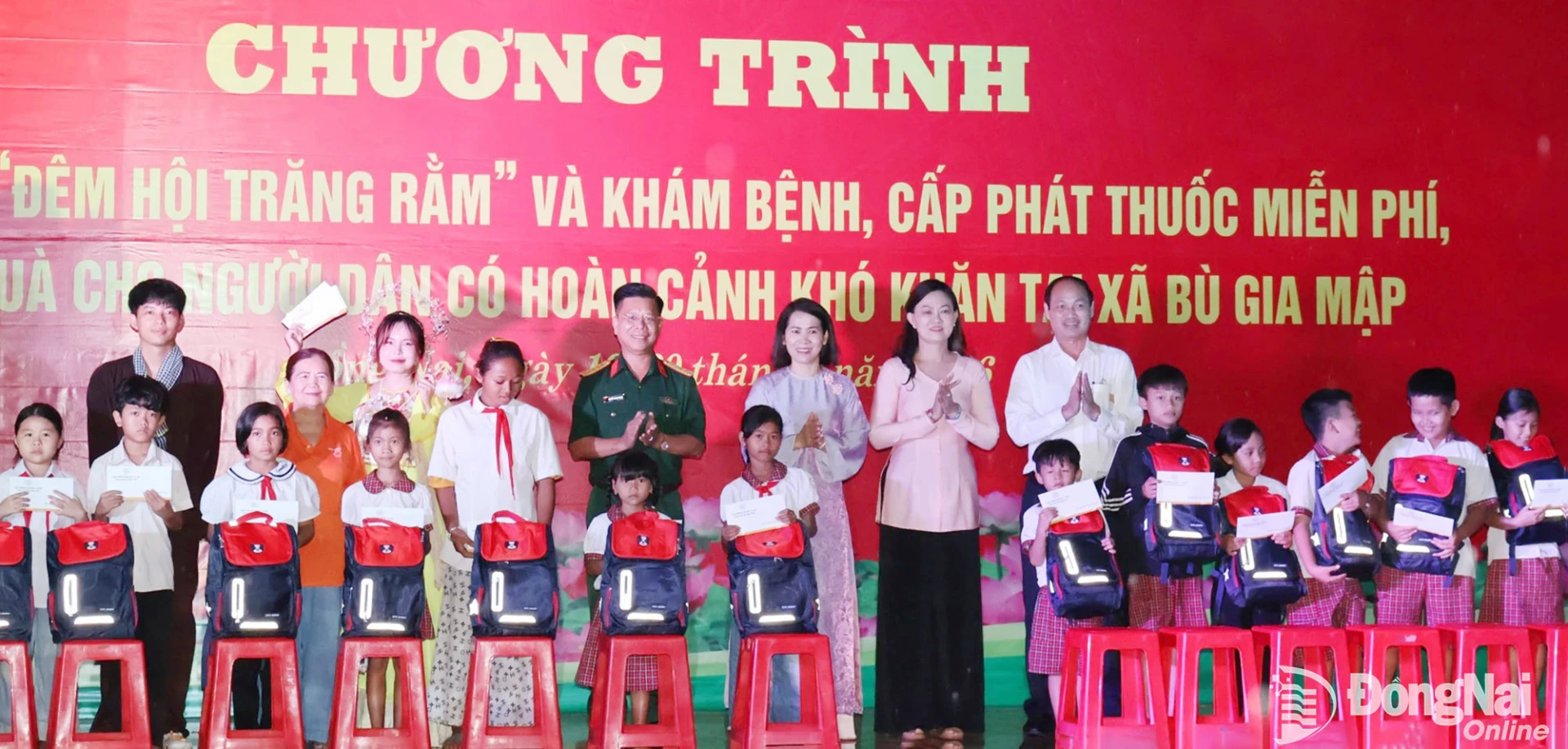 Gia đình Trung tướng Nguyễn Văn Nam, nguyên Tư lệnh Bộ Tư lệnh Thành phố Hồ Chí Minh, nguyên Chỉ huy trưởng Bộ Chỉ huy Quân sự Đồng Nai và Đại tá Nguyễn Thanh Phong, Thành ủy viên, Chính ủy Bộ Chỉ huy Quân sự thành phố tặng quà cho các cháu thiếu nhi. Ảnh: Nguyệt Hà