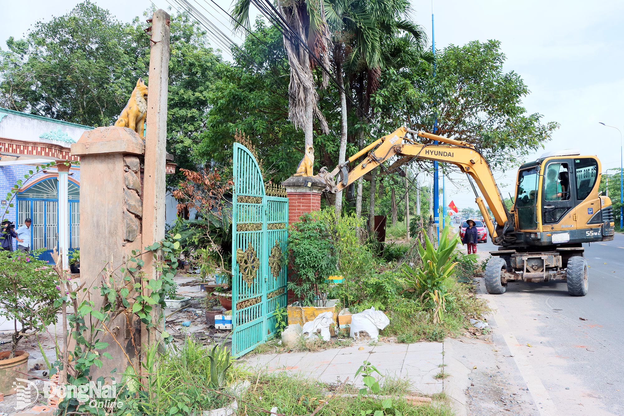Residents voluntarily dismantle structures to hand over the site for the Gia Nghia - Chon Thanh Expressway project. Photo: Xuan Tuc

