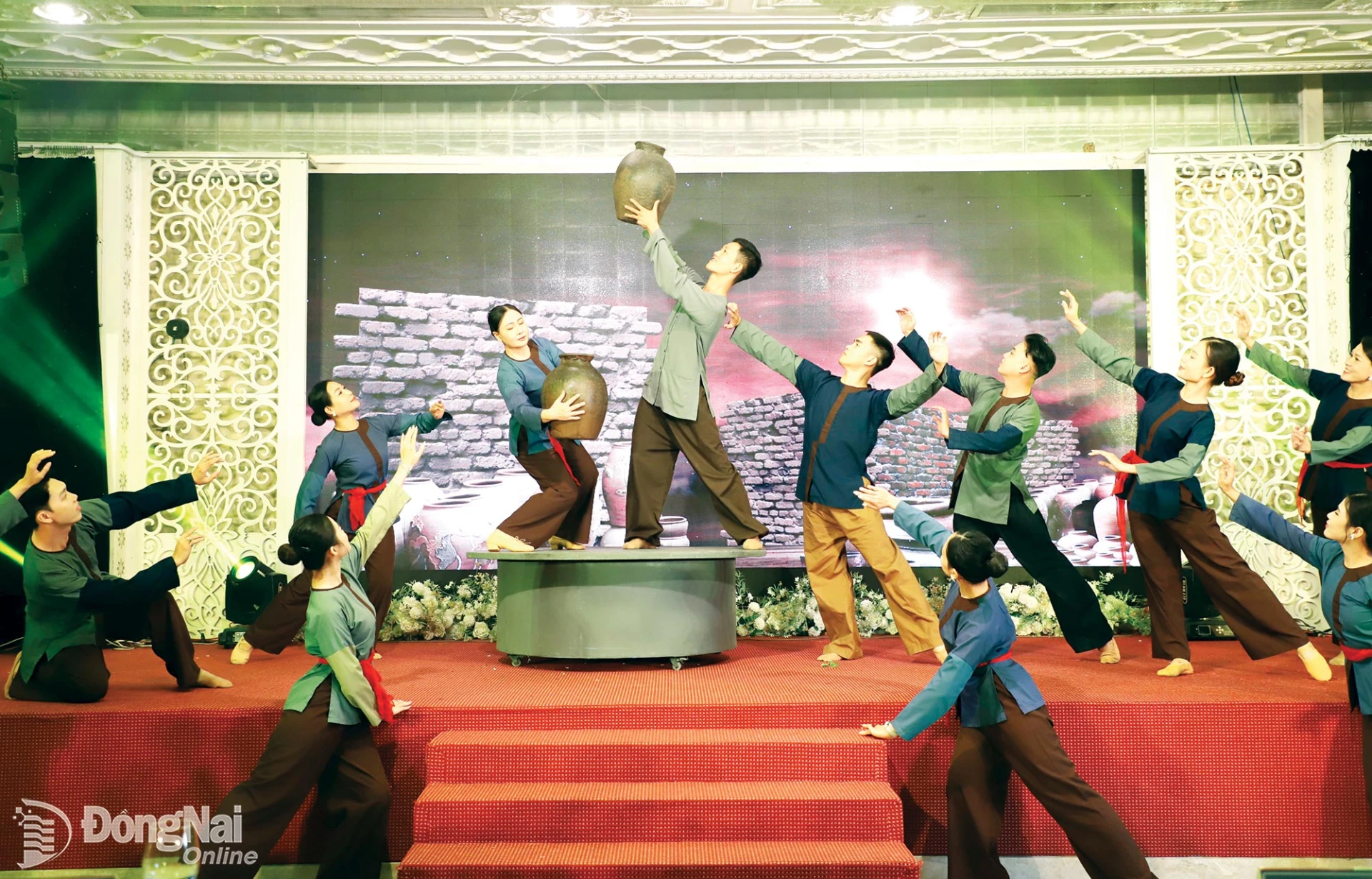 An art performance helps enrich the cultural life of local residents. Photo: C.T.V.


