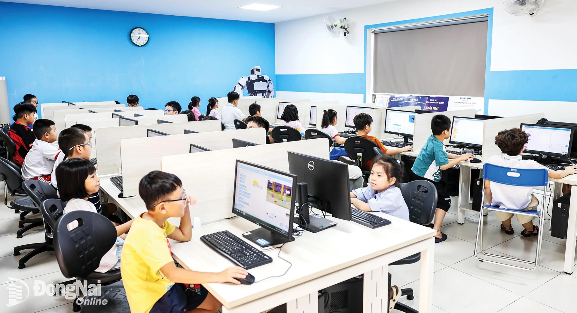 A robotics and AI programming class at Lac Hong Bilingual Primary, Secondary and High School in Tran Bien Ward.

