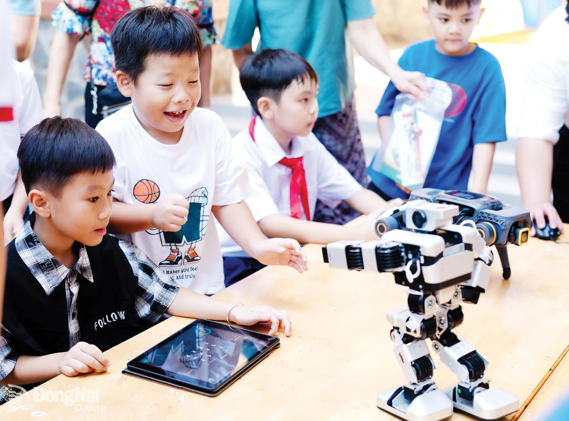 Students from schools in Tran Bien Ward participate in an AI robotics programming session.

