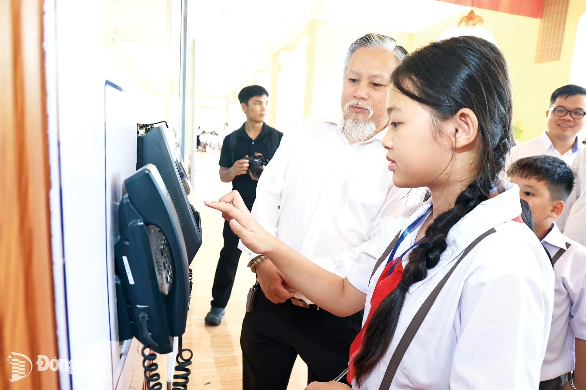 Students at Hoa Binh Primary School in Long Khanh Ward explore Digital School equipment.