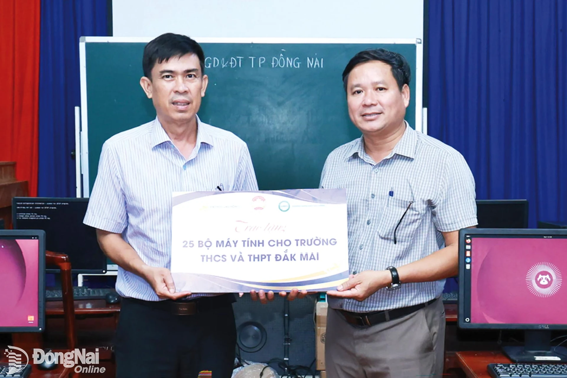 Representatives of Lac Hong University donate computers to schools in Dong Nai Citys border communes, helping expand the Digital School model.

