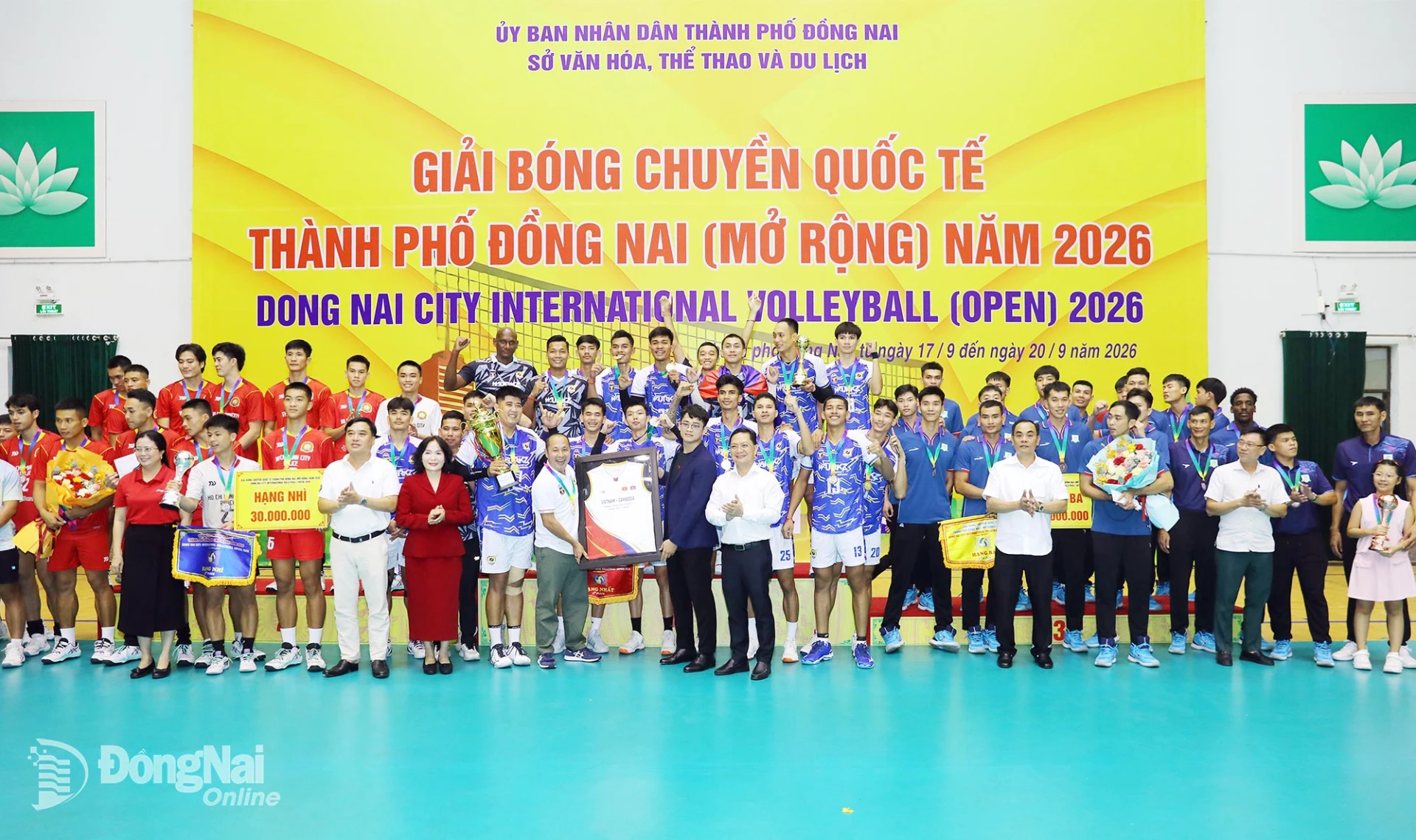 Delegates, organizers and top-performing teams at the closing ceremony. Photo: Huy Anh


