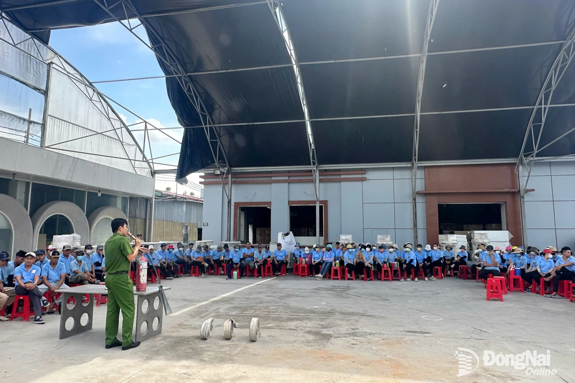 Cán bộ PCCC hướng đãn cách sử dụng các phương tiện, thiết bị chữa cháy.

