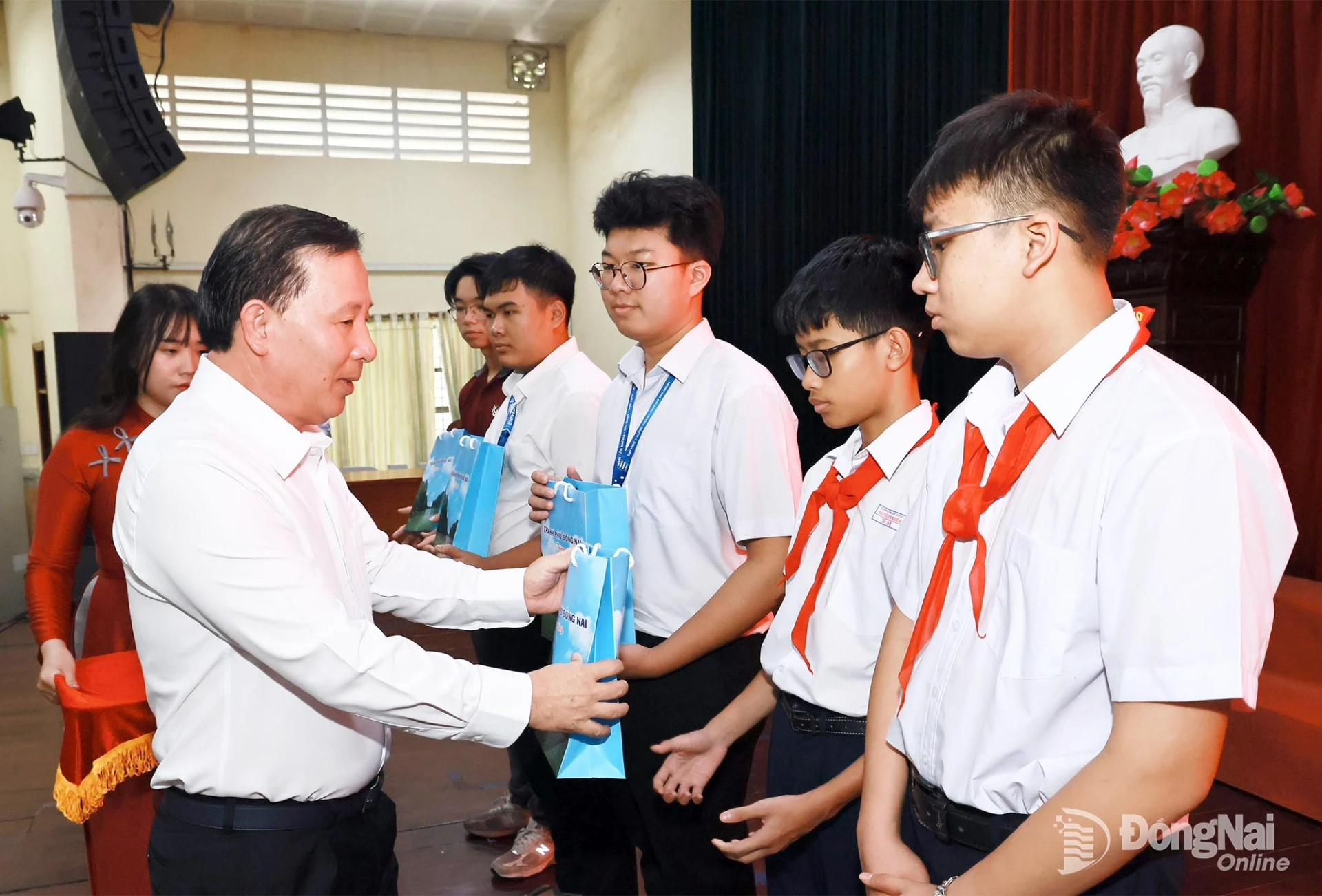 Deputy Secretary of the CPC and Chairman of Dong Nai Peoples Committee Nguyen Van Ut presents awards to pupils and students with outstanding results in the 2025-2026 academic year. Photo: Cong Nghia
