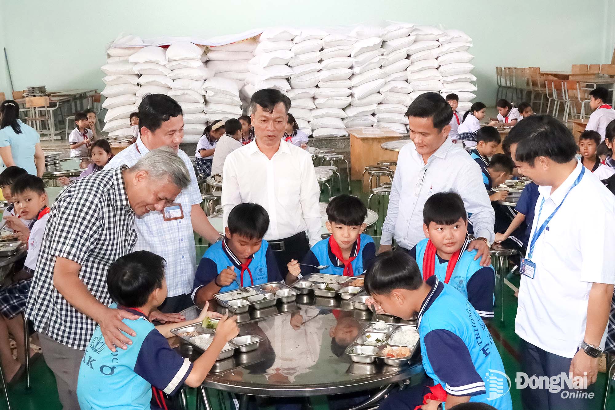 Leaders of Dak O Commune personally inspect students meals at the main campus of Dinh Bo Linh Primary School.