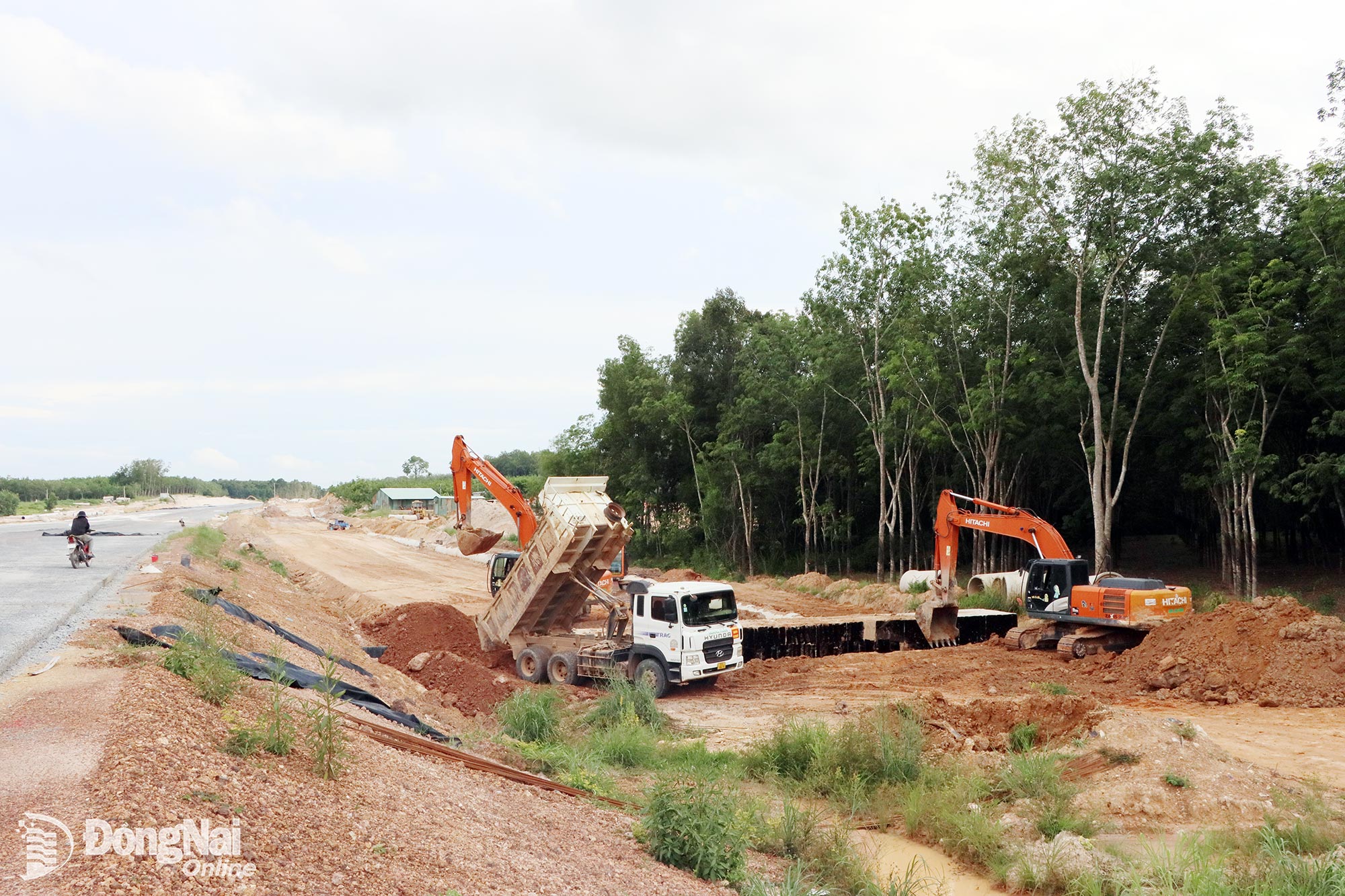 The contractor works on a frontage road along the Ho Chi Minh City - Thu Dau Mot - Chon Thanh Expressway. Photo: XT