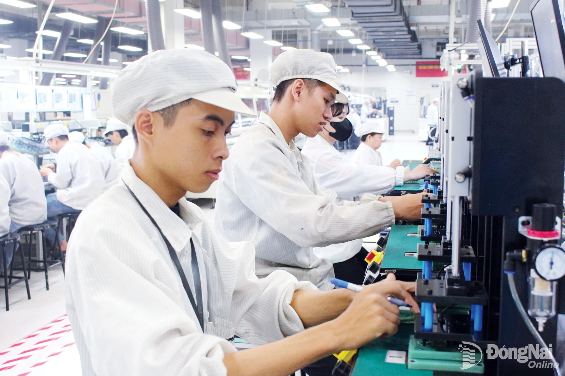 Thanks to the timely implementation of support policies, employees in Dong Nai can work with peace of mind. In the photo: At Topband Smart Dong Nai (Vietnam) Co., Ltd. in Long Thanh Ward, workers quickly adapt to modern production technologies. Photo: Nguyen Hoa