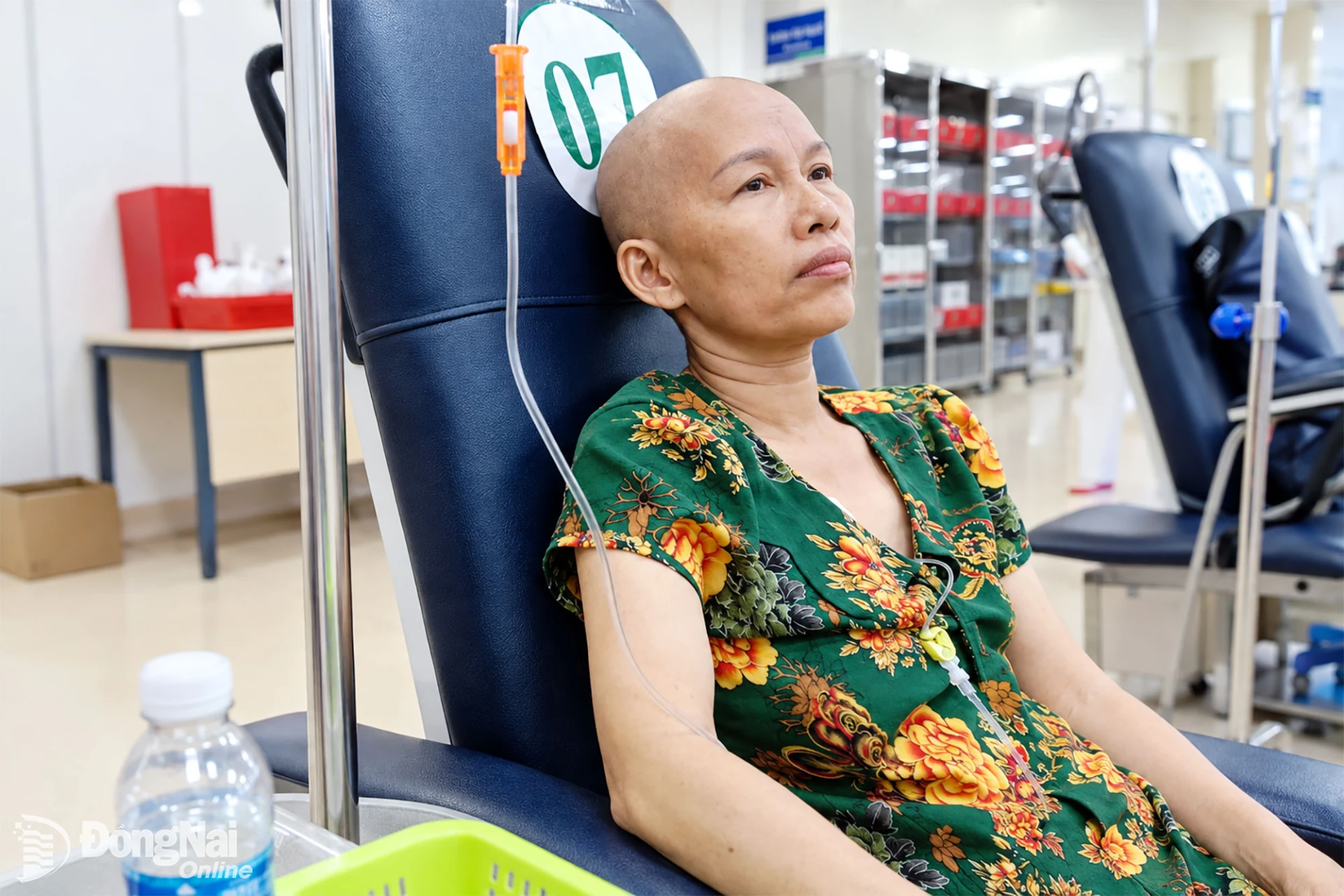 Bà Hường kiệt sức sau những đợt điều trị ung thư vú giai đoạn 4, đã di căn lên não. Ảnh: Khánh Đan

