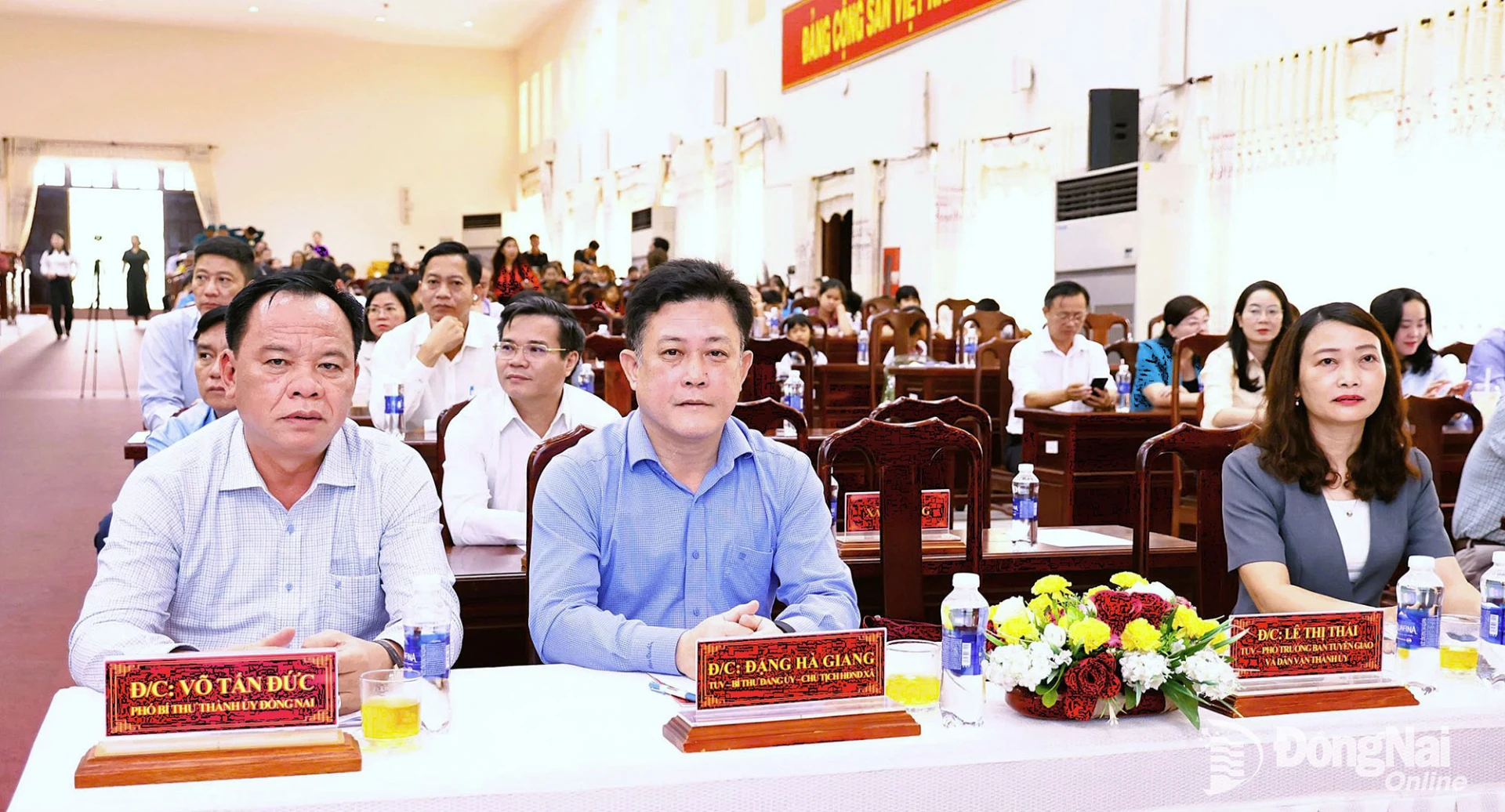 Phó Bí thư Thành ủy Đồng Nai Võ Tấn Đức và các đại biểu dự buổi lễ trao quà cho trẻ em tại xã Thiện Hưng. Ảnh: Quang Minh