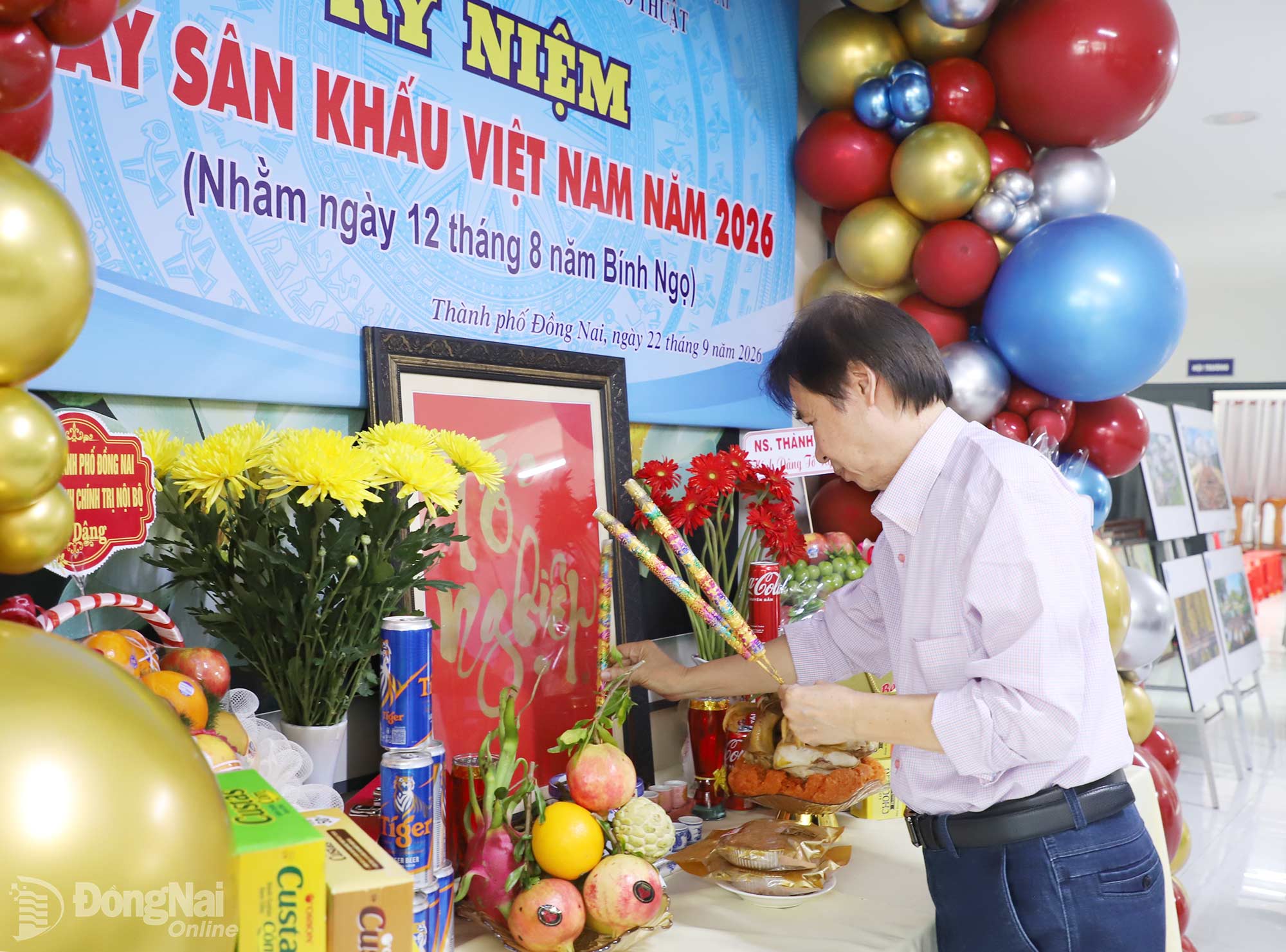 Nghệ sĩ Nhân dân Giang Mạnh Hà, Chủ tịch Hội Văn học nghệ thuật Đồng Nai dâng hương kỷ niệm ngày Sân khấu Việt Nam 2026. Ảnh: My Ny