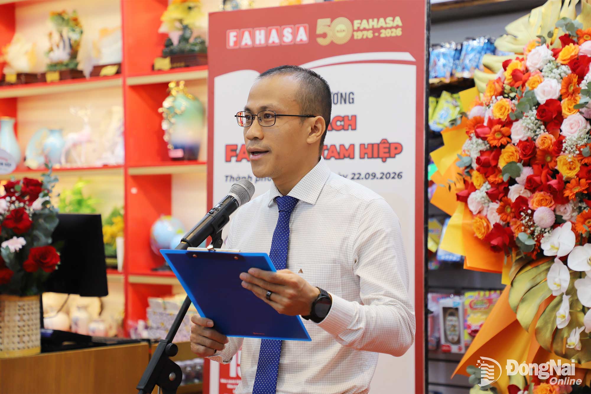 Đại diện lãnh đạo Công ty cổ phần Phát hành sách Thành phố Hồ Chí Minh phát biểu tại lễ khai trương. Ảnh: My Ny