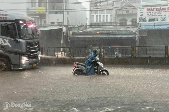 Mưa lớn gây ngập một số tuyến đường, phương tiện đi lại khó khăn