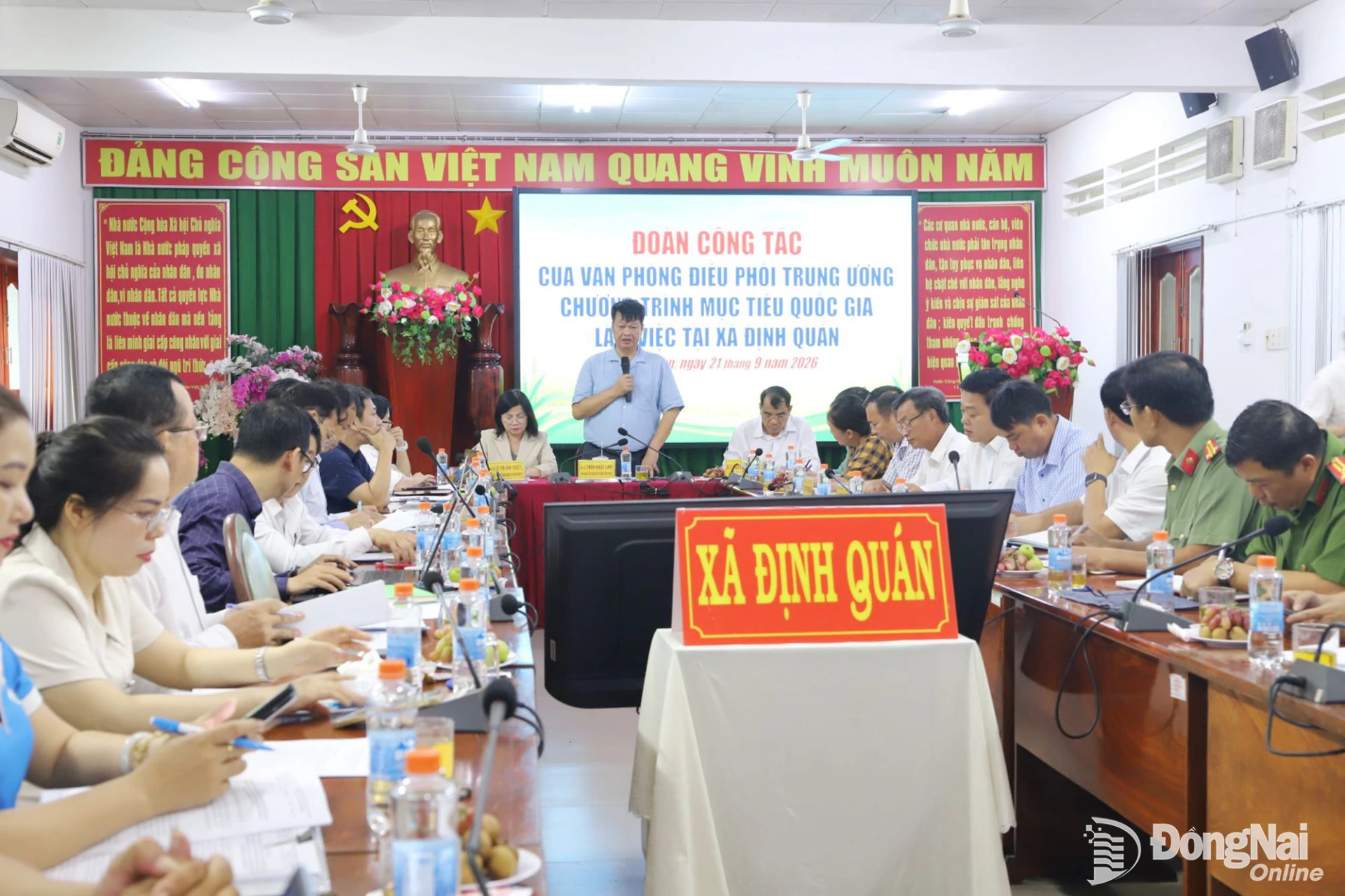 Tran Nhat Lam, Deputy Chief of the Central Coordination Office for New-Style Rural Development, speaks at the working session. Photo: B. Nguyen