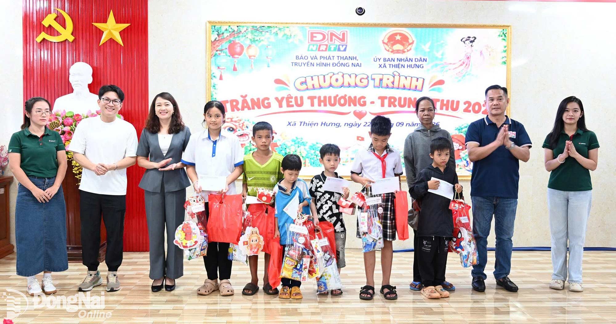 Đại diện Báo và Phát thanh, Truyền hình Đồng Nai, lãnh đạo xã Thiện Hưng và nhà tài trợ cùng trao học bổng và quà Trung thu cho học sinh có hoàn cảnh khó khăn nơi biên giới. Ảnh: Khánh Đan