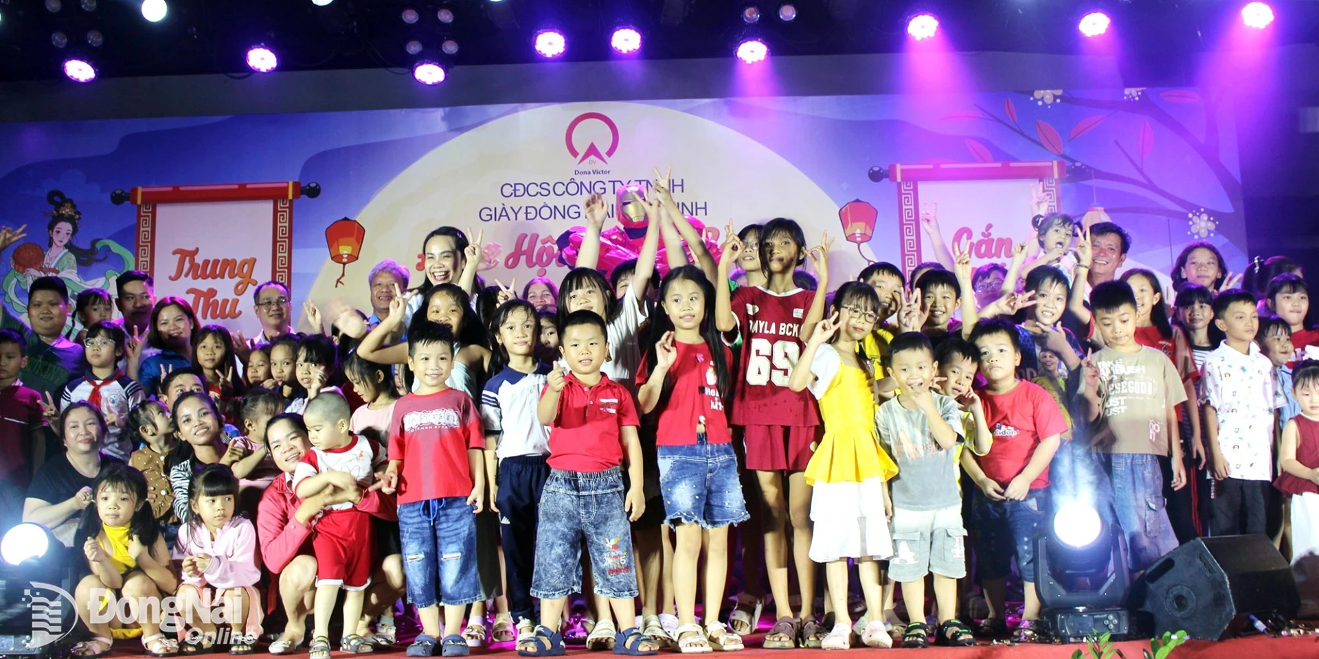 Con công nhân Công ty TNHH giày Đồng Nai Việt Vinh (xã Bình Minh) vui Tết Trung thu tại chương trình Đêm hội trăng rằm. Ảnh: N.Hòa