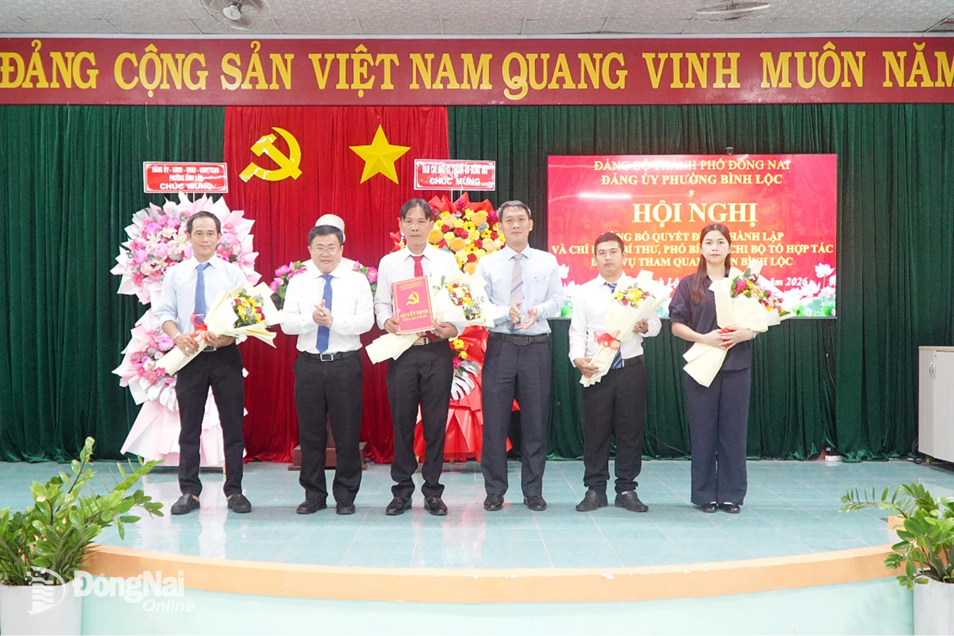 Đồng chí Đỗ Đức Hòa, Thành ủy viên, Phó Trưởng ban Tổ chức Thành ủy và lãnh đạo phường Bình Lộc trao quyết định thành lập Chi bộ Tổ hợp tác dịch vụ tham quan vườn Bình Lộc.

