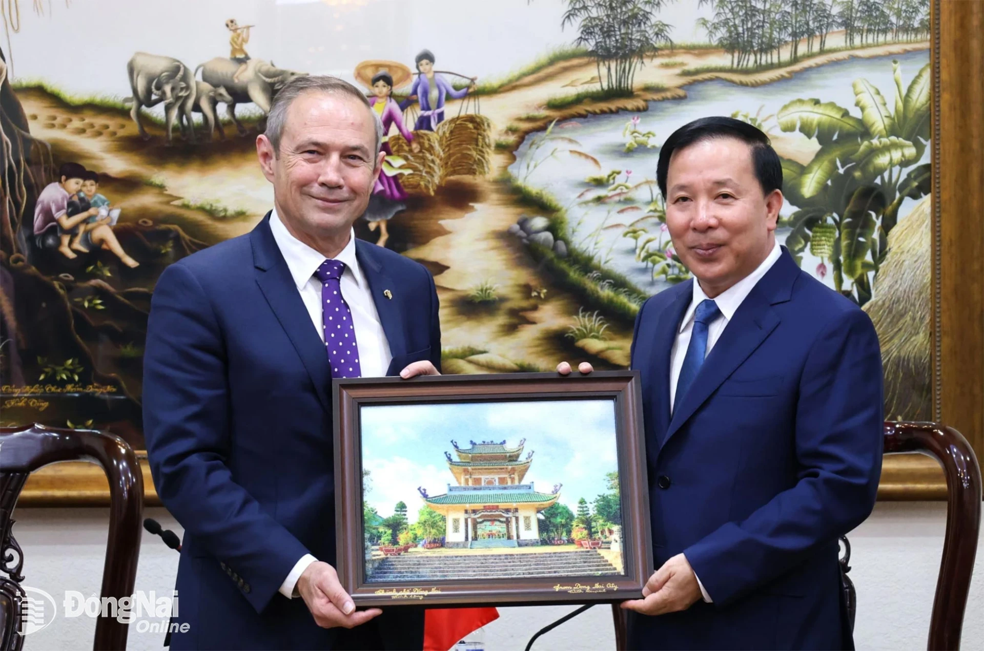 Deputy Secretary of the CPC and Chairman of the municipal Peoples Committee Nguyen Van Ut presents a souvenir to Roger Cook MLA, Premier of Western Australia. Photo: Ngoc Lien

