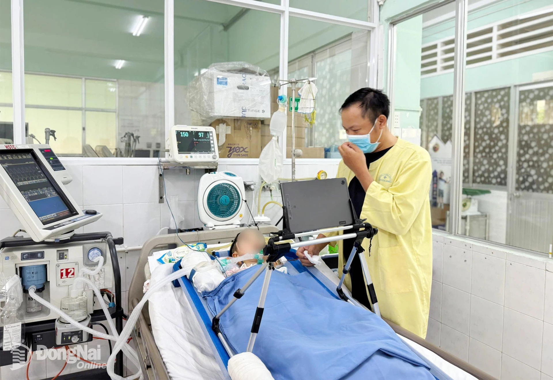 Từ khi con trai nằm viện vì teo cơ tủy sống, anh Tân phải nghỉ việc để chăm sóc con từ năm này sang năm khác. Ảnh: Bích Nhàn 