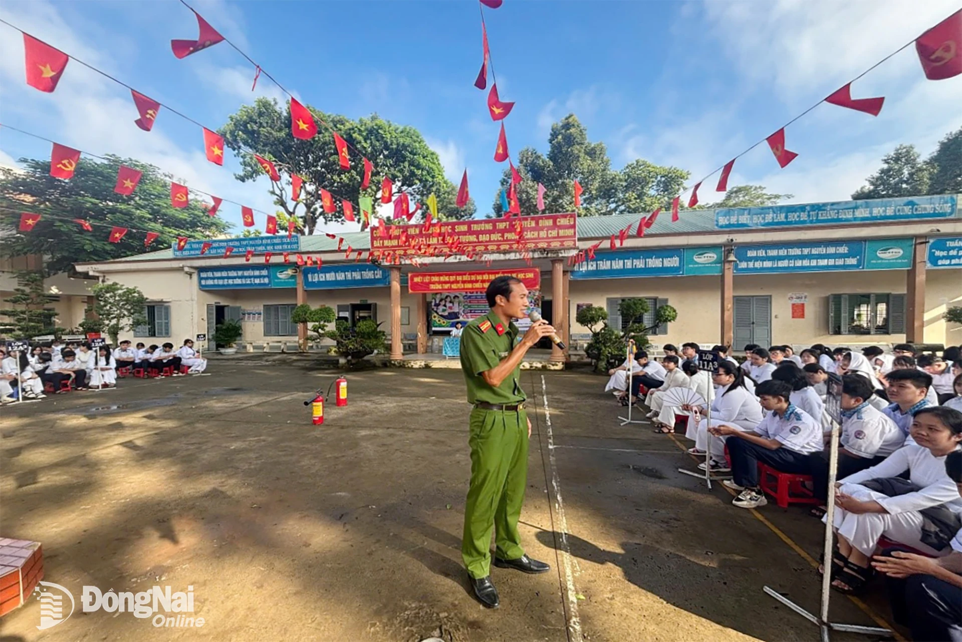 Cán bộ Đội chữa cháy và CNCH khu vực 3 tuyên truyền, phổ biến pháp luật về phòng cháy, chữa cháy.

