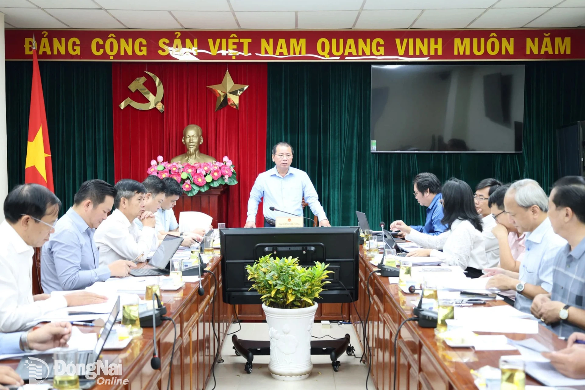 Trưởng ban Kinh tế - Ngân sách HĐND thành phố Huỳnh Việt Cường phát biểu tại cuộc họp. Ảnh: Hồ Thảo
