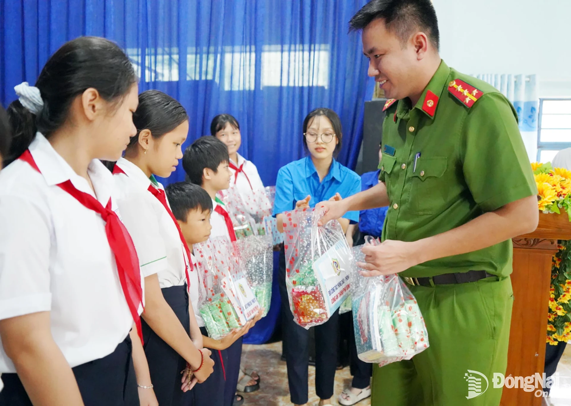Cán bộ Phòng Cảnh sát phòng cháy, chữa cháy và cứu nạn, cứu hộ Công an thành phố trao quà trung thu cho học sinh Trường THCS-THPT Tây Sơn, xã Thanh Sơn. Ảnh: Lê Duy