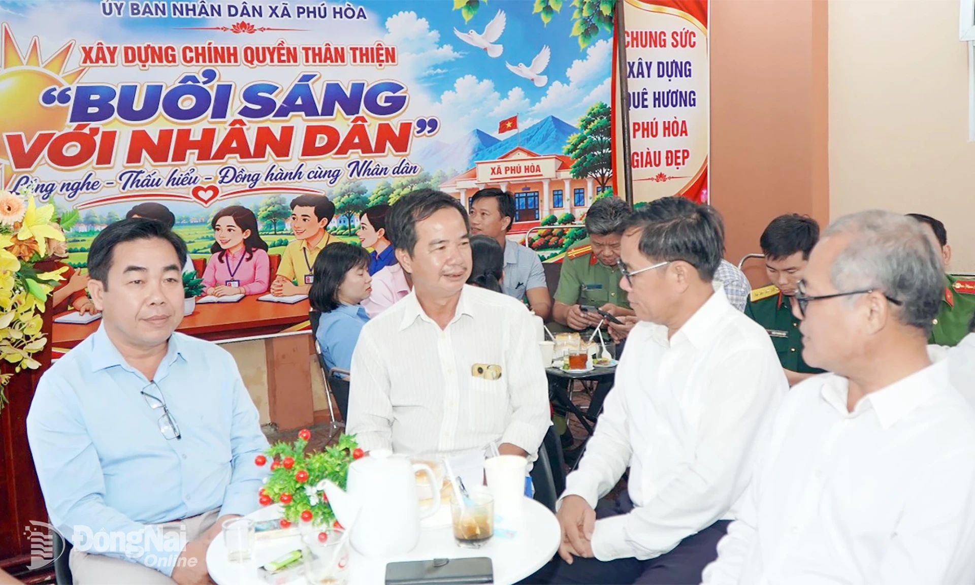 Đại diện lãnh đạo xã Phú Hòa trực tiếp trao đổi với người dân trên địa bàn xã. Ảnh: Lê Trung