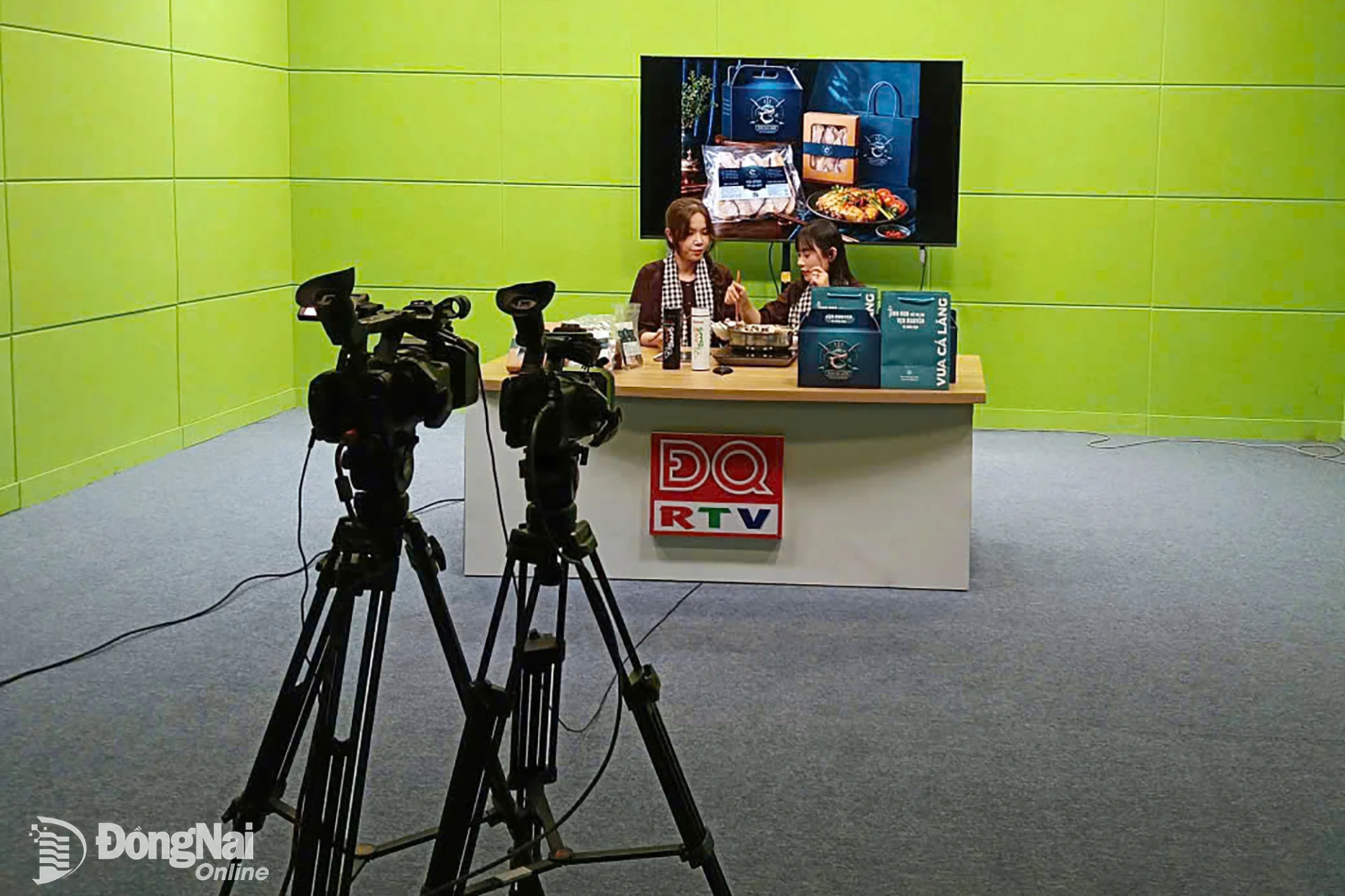 An OCOP and local specialty livestreaming session organized by the Dinh Quan commune General Services Center in September 2026. Photo: CTV

