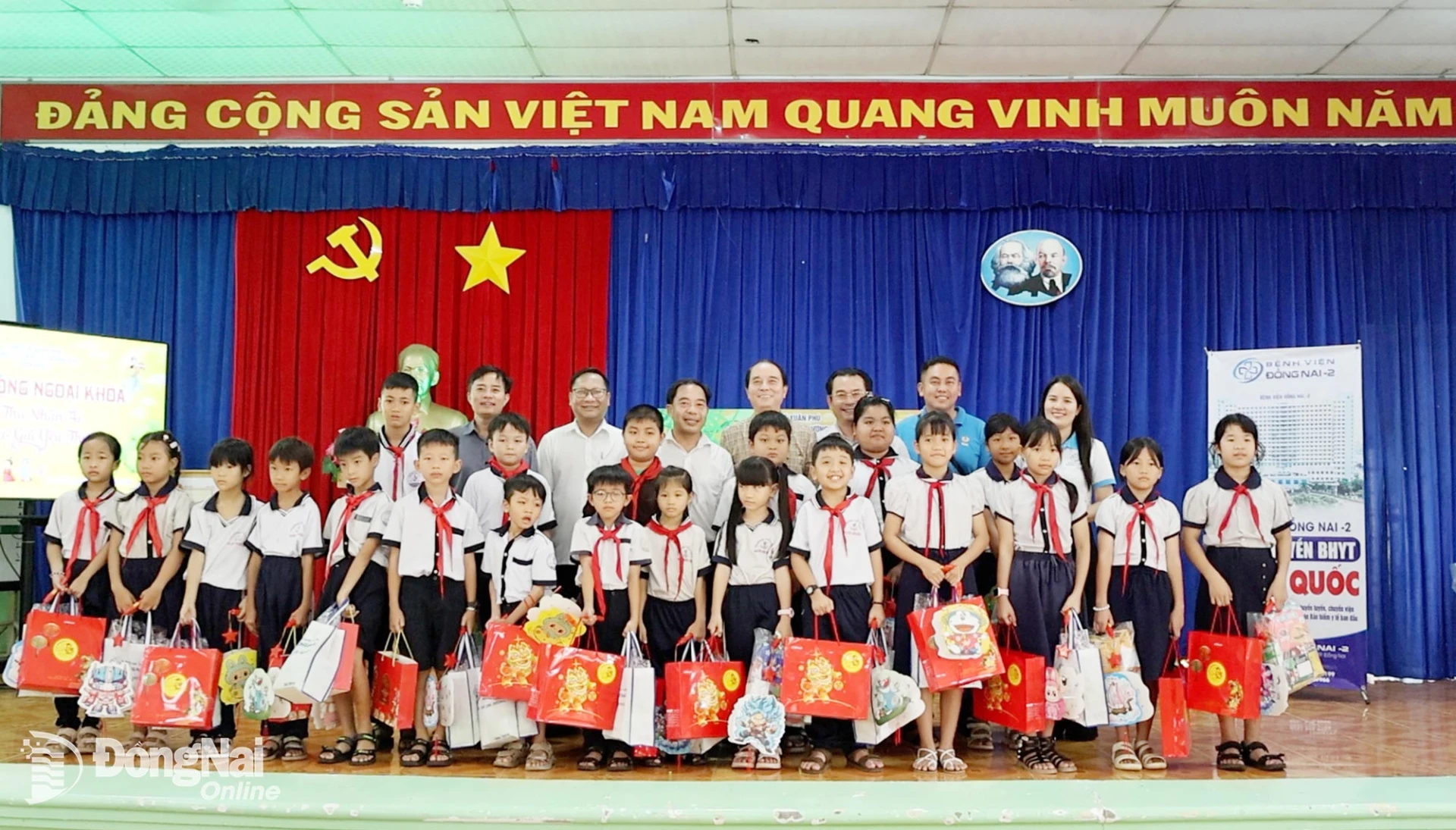 Ông Cao Quốc Sang (thứ 5 từ trái qua), Phó Giám đốc phụ trách Báo và Phát thanh, Truyền hình Đồng Nai cùng lãnh đạo phường Xuân Lộc, Trường TH-THCS Lý Thường Kiệt và các nhà tài trợ trao quà cho các em học sinh. Ảnh: Viết Cường