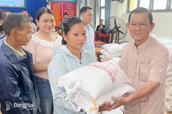 Vận động trao tặng 30 tấn gạo cho hộ nghèo, hoàn cảnh khó khăn của 6 xã