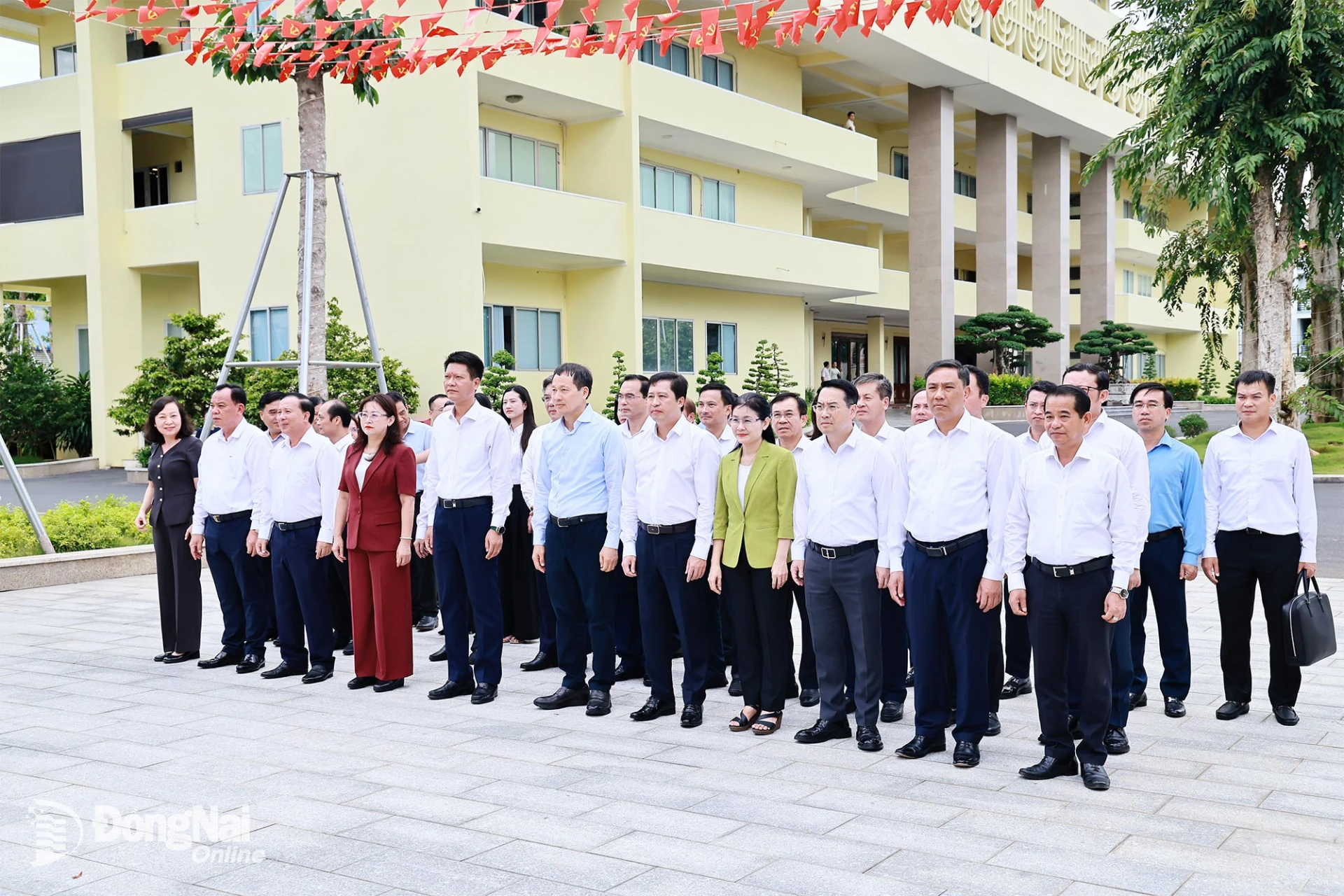 Các đại biểu tham dự lễ dâng hương tại Nhà thờ Bác Hồ trong khuôn viên Thành ủy. Ảnh: Công Nghĩa