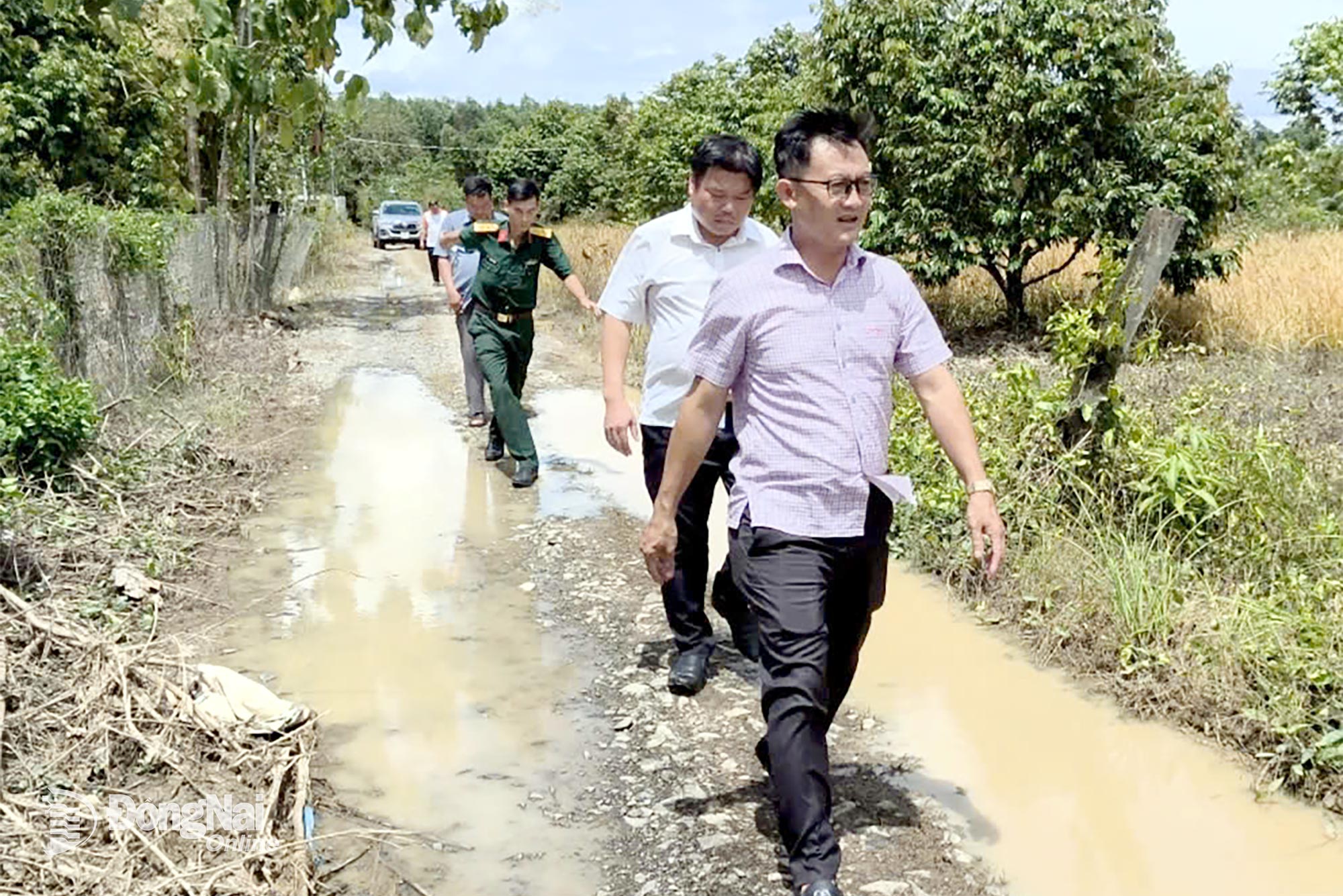 Đoàn công tác do Sở Nông nghiệp và Môi trường chủ trì kiểm tra tình hình mưa lớn gây ngập úng, ảnh hưởng đến sản xuất nông nghiệp tại xã Thanh Sơn. Ảnh: Hà Nội