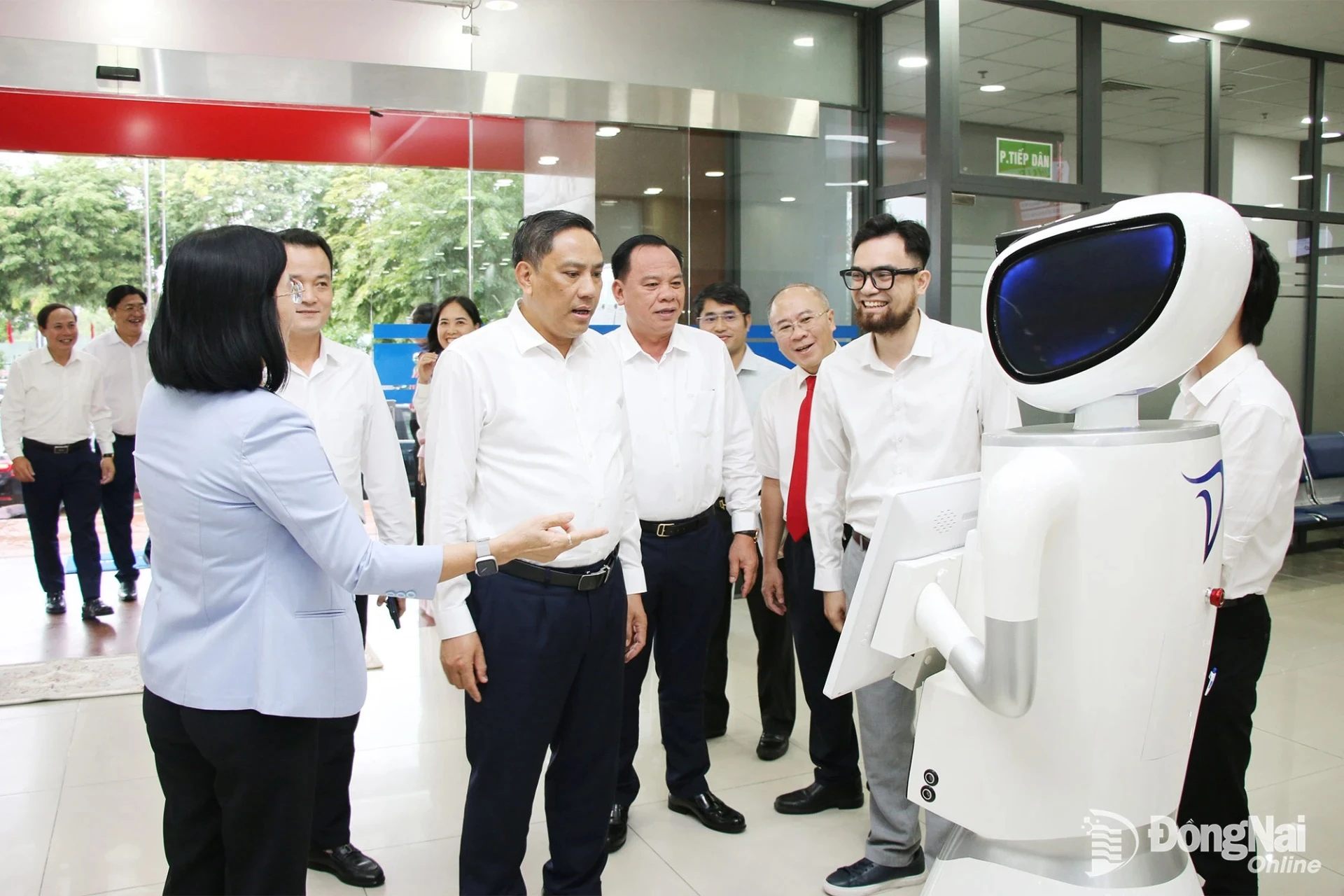 Phó Bí thư Thường trực Tỉnh ủy, Chủ tịch HĐND tỉnh Lào Cai Hoàng Giang tìm hiểu, trải nghiệm thực tế mô hình Robot AI tại Trung tâm Phục vụ hành chính công thành phố Đồng Nai. Ảnh: Hải Quân