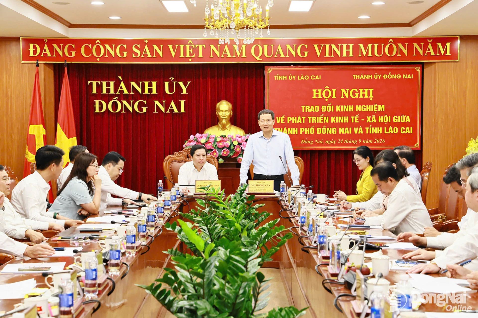 Ủy viên Trung ương Đảng, Bí thư Thành ủy, Trưởng đoàn Đại biểu Quốc hội thành phố Đồng Nai Vũ Hồng Văn phát biểu tại hội nghị. Ảnh: Công Nghĩa