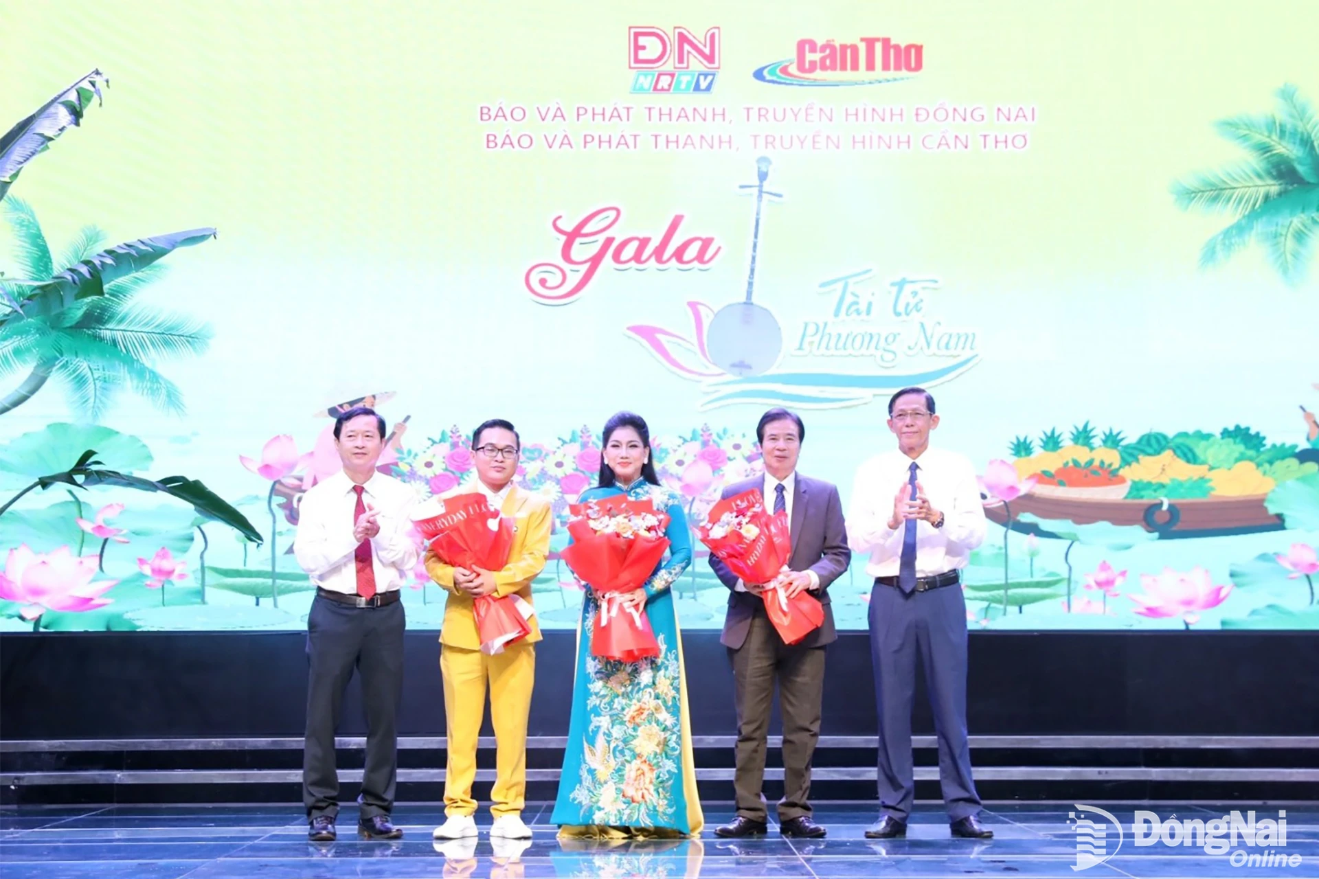 Ban tổ chức trao hoa cho Ban giám khảo. Ảnh: Huy Anh