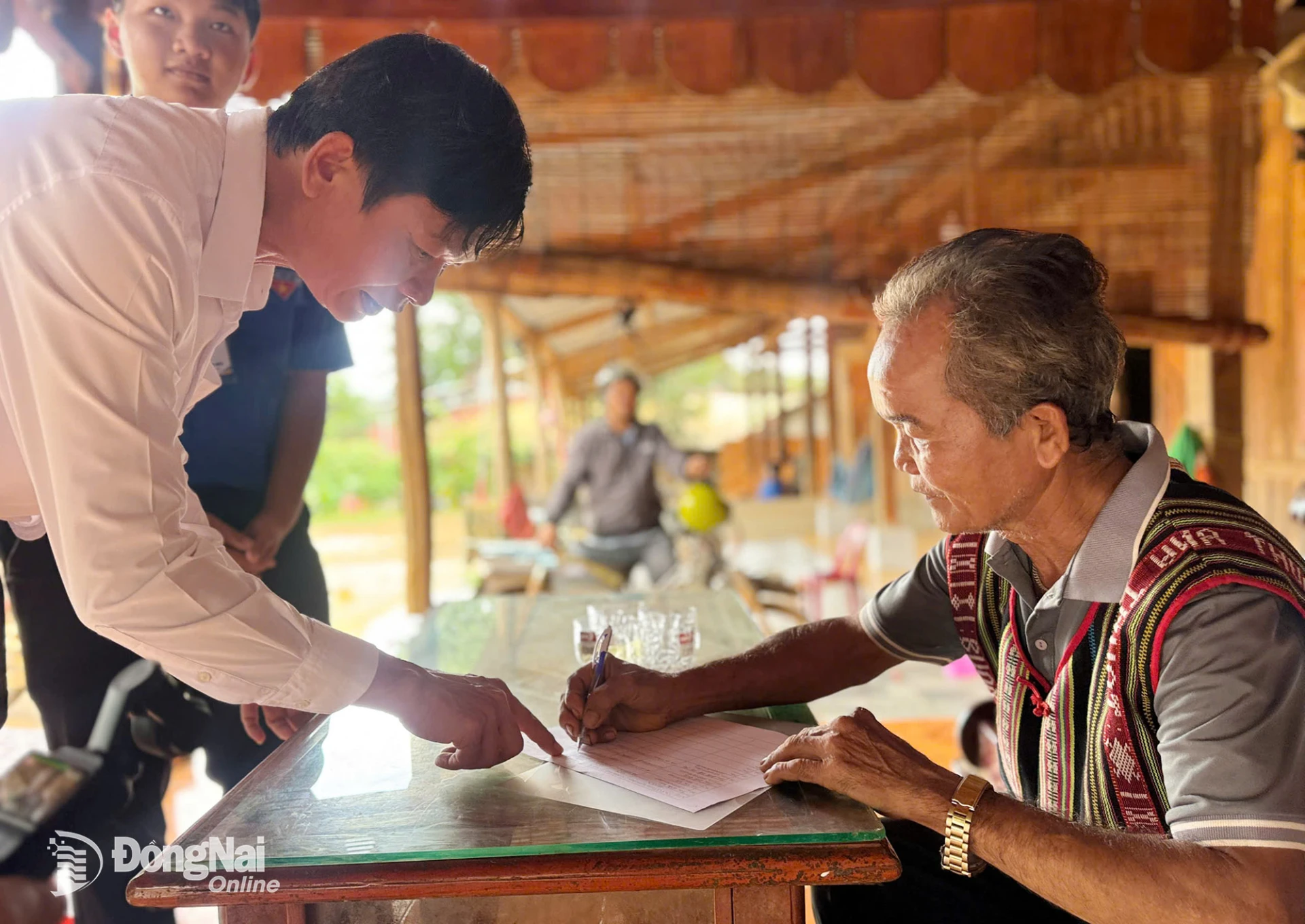Bu Dang Commune delivers 38 red books to residents’ homes