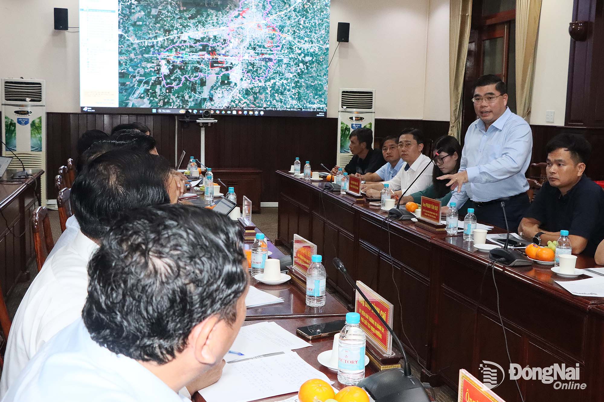 Phan Tan Dat, Vice Chairman of the Vietnam YEA and Chairman of the Ho Chi Minh City YEA, speaks at the working session. Photo: Quang Minh