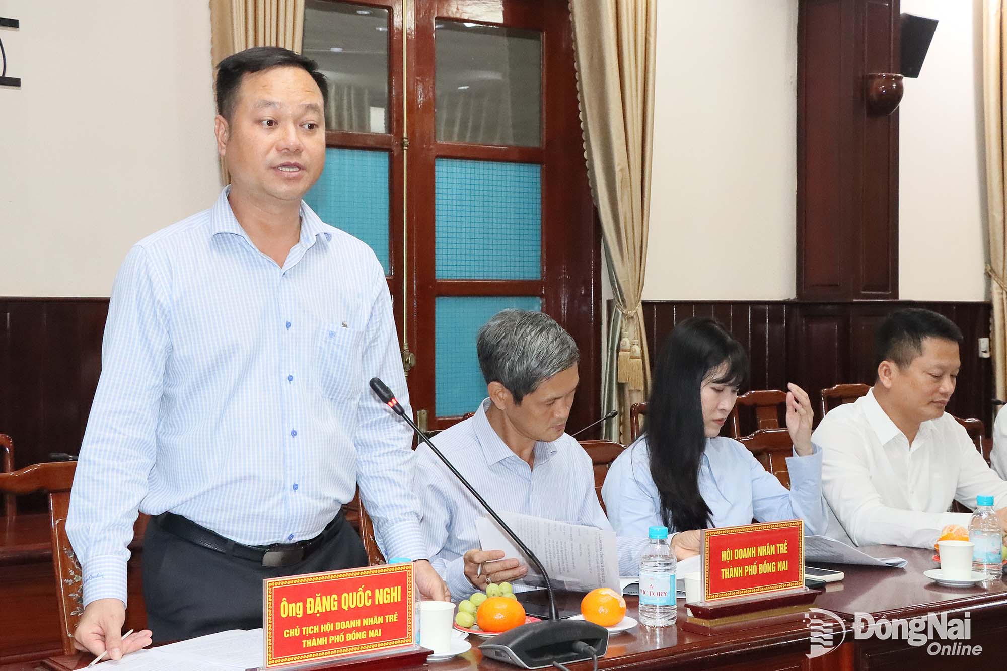 Dang Quoc Nghi, Chairman of the Dong Nai City YEA, speaks at the working session. Photo: Quang Minh