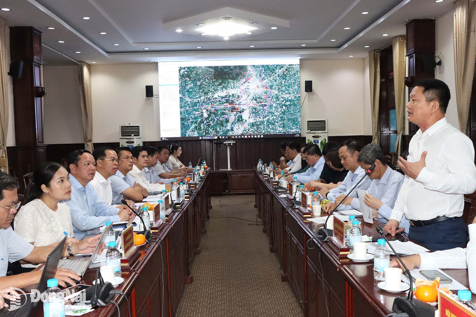 Nguyen Minh Tam, Chairman of the Tay Ninh Province YEA, speaks at the working session. Photo: Quang Minh