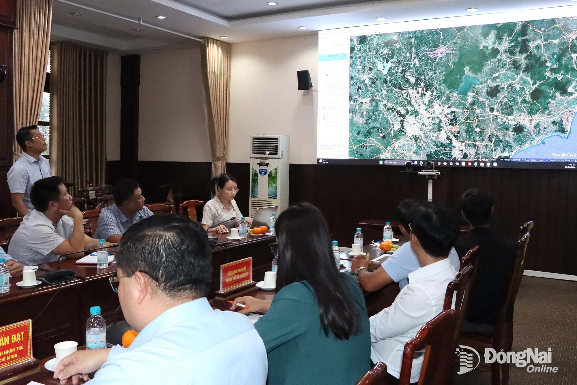 A representative of the Binh Phuoc Ward Economic, Infrastructure and Urban Division introduces priority investment projects in the area. Photo: Quang Minh
