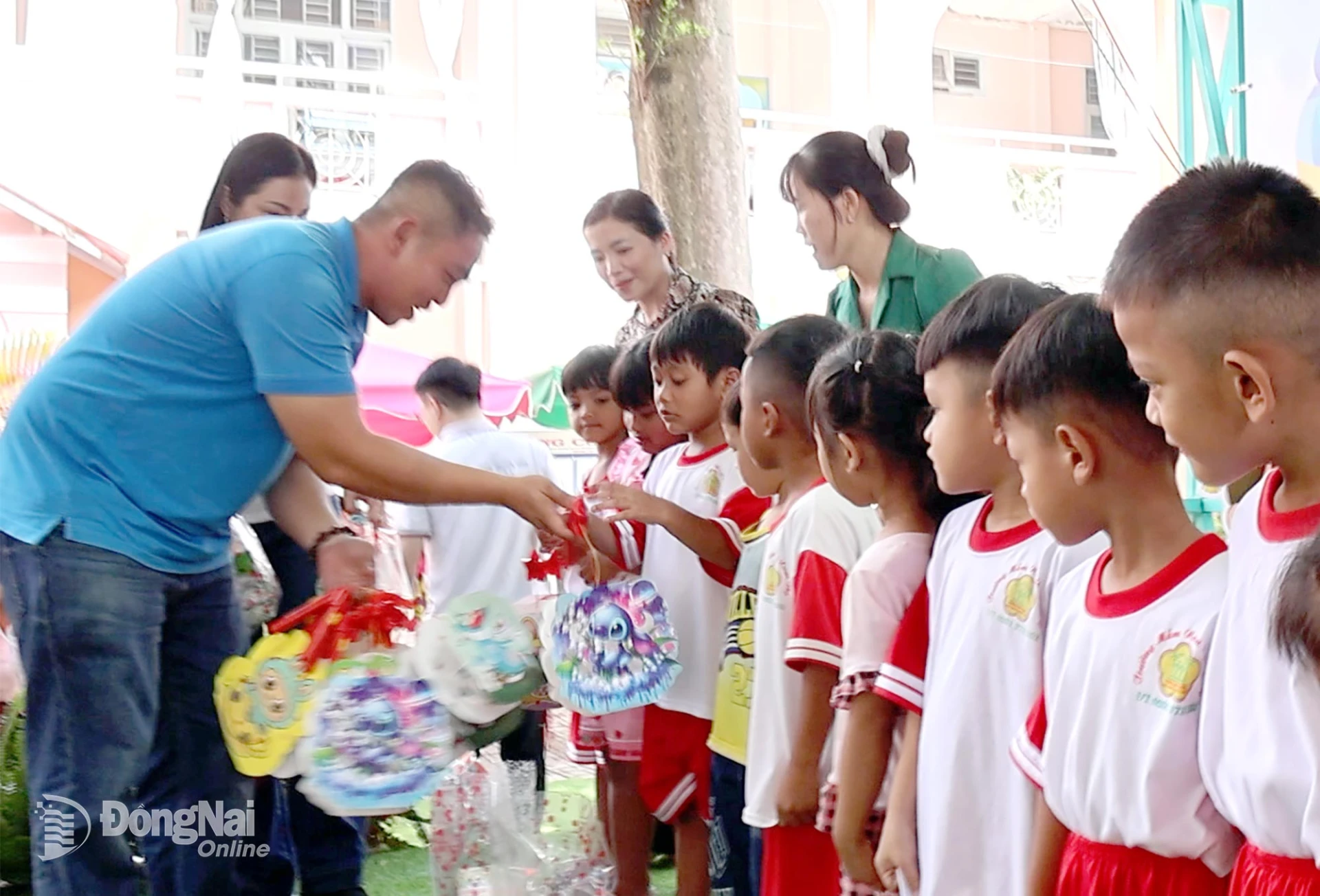 Representatives of the grassroots trade union of Chang Shin Vietnam Co., Ltd. present gifts to children at Xuan Tho Kindergarten in Xuan Loc Ward. Photo: Viet Cuong

