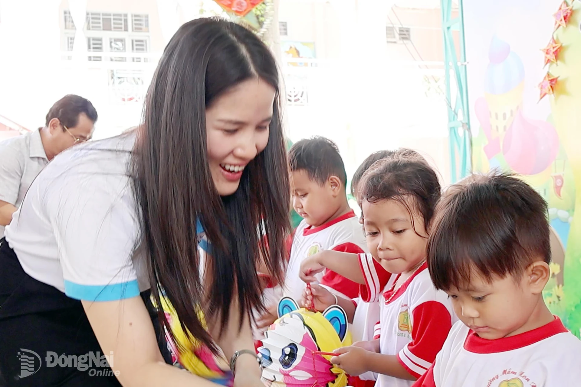Representatives of Dong Nai -2 Hospital present gifts to children at Xuan Tho Kindergarten. Photo: Viet Cuong

