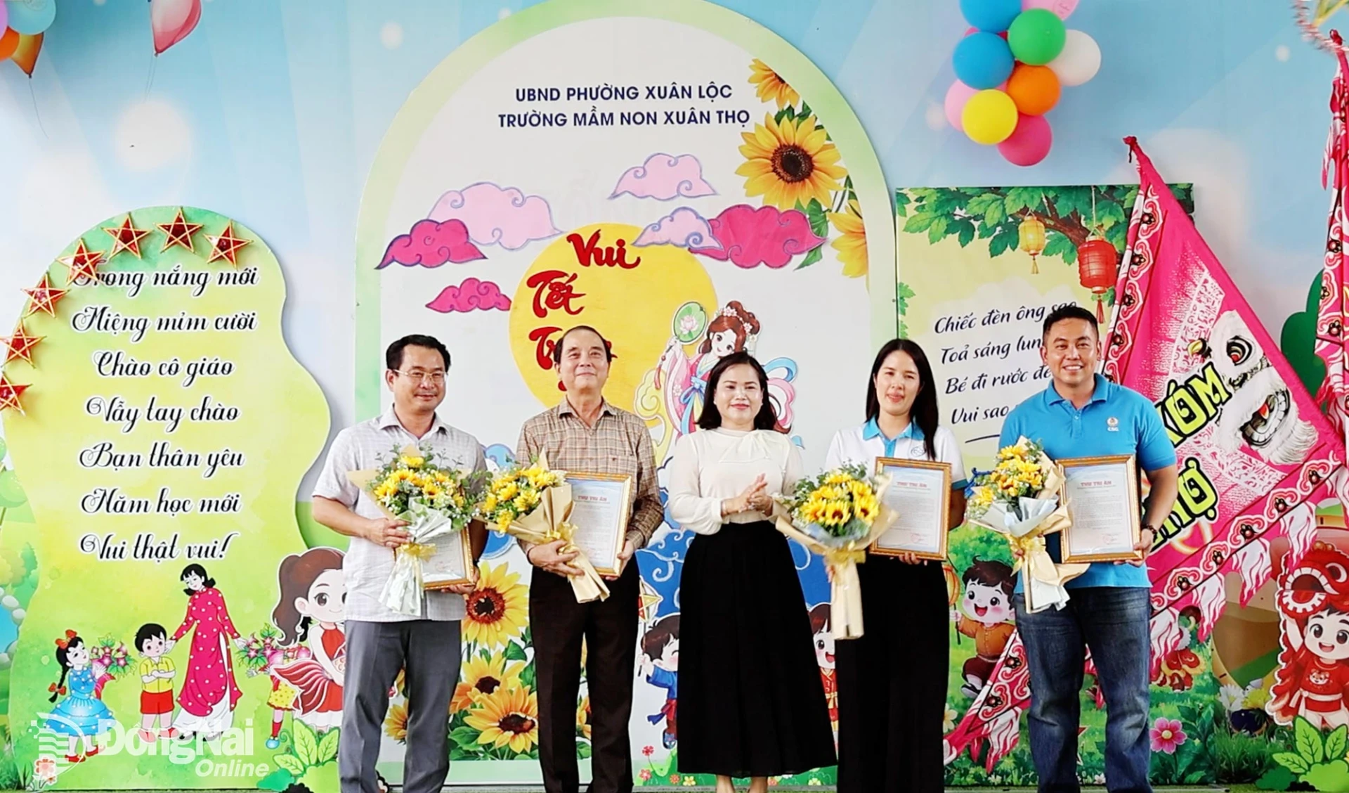 The principal of Xuan Tho Kindergarten presents letters of thanks to DNNRTV and the sponsors. Photo: Viet Cuong

