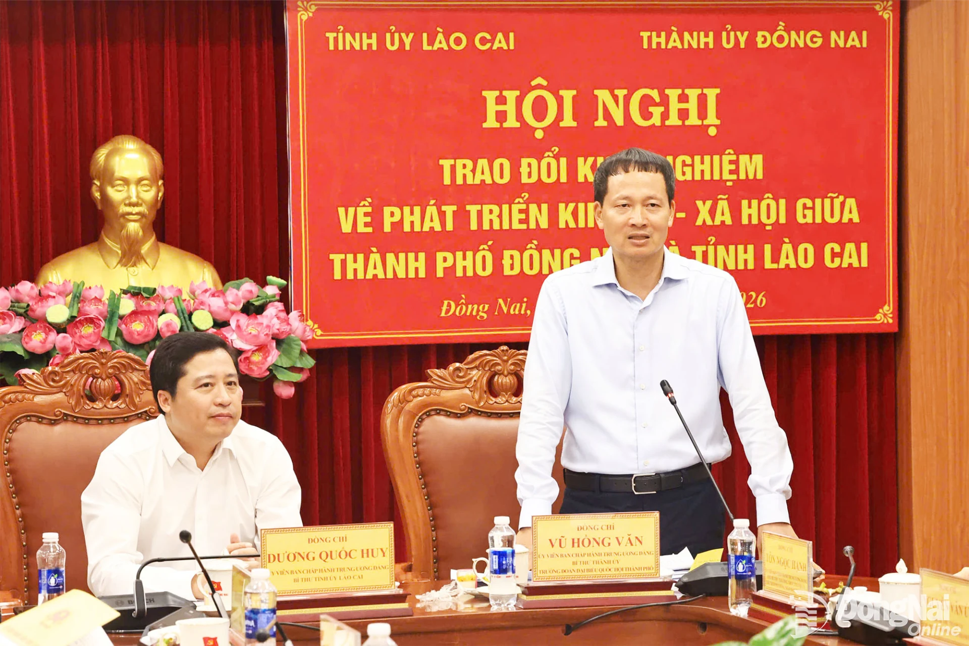 Vu Hong Van, Member of the PCC and Secretary of the CPC, speaks at the conference. Photo: Cong Nghia
